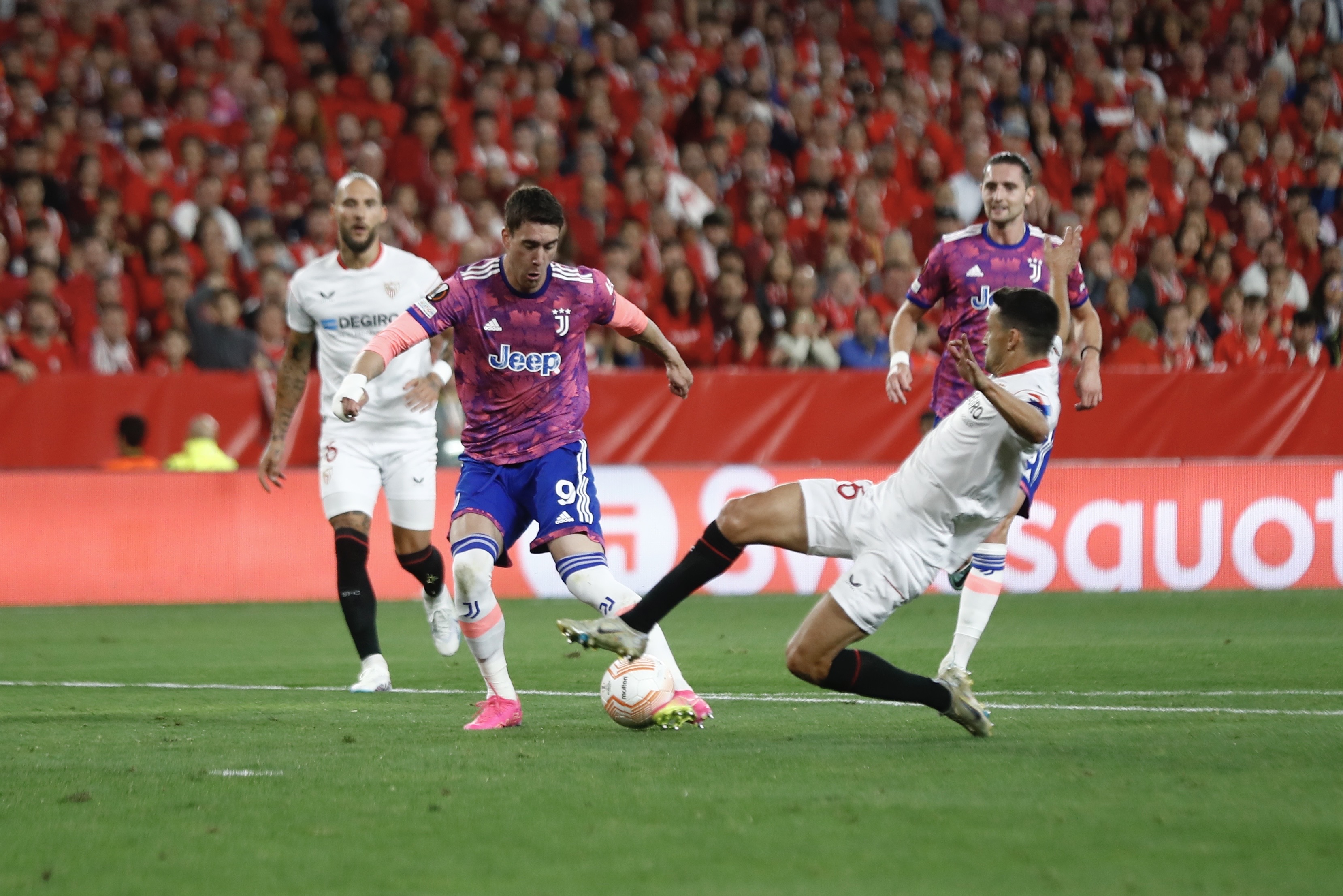 Vlahovic marca el primer gol de la Juventus en el partido ante el Sevilla en el Sánchez-Pizjuán este jueves.