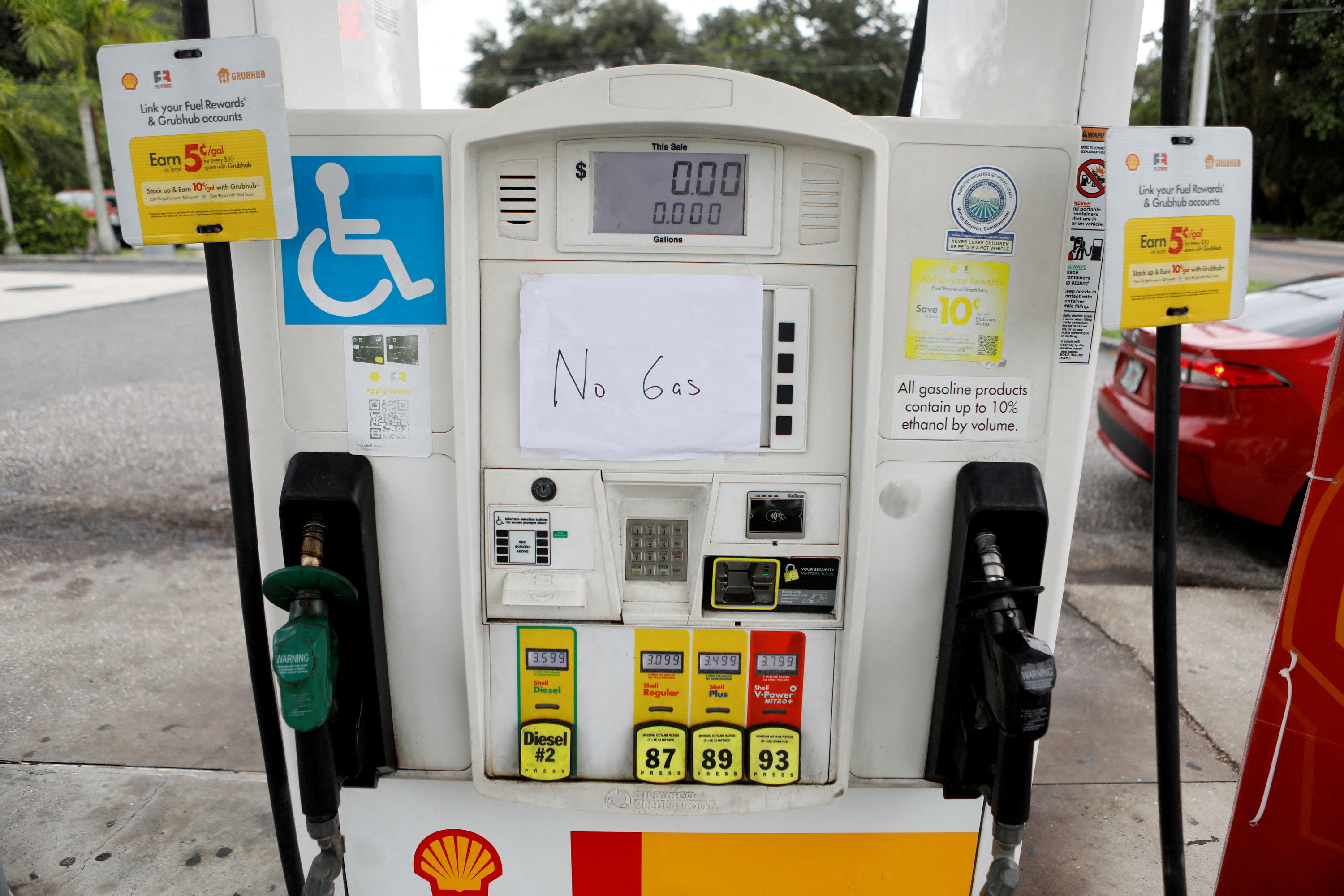 Una gasolinera se queda sin combustible en St. Petersburg, Florida.