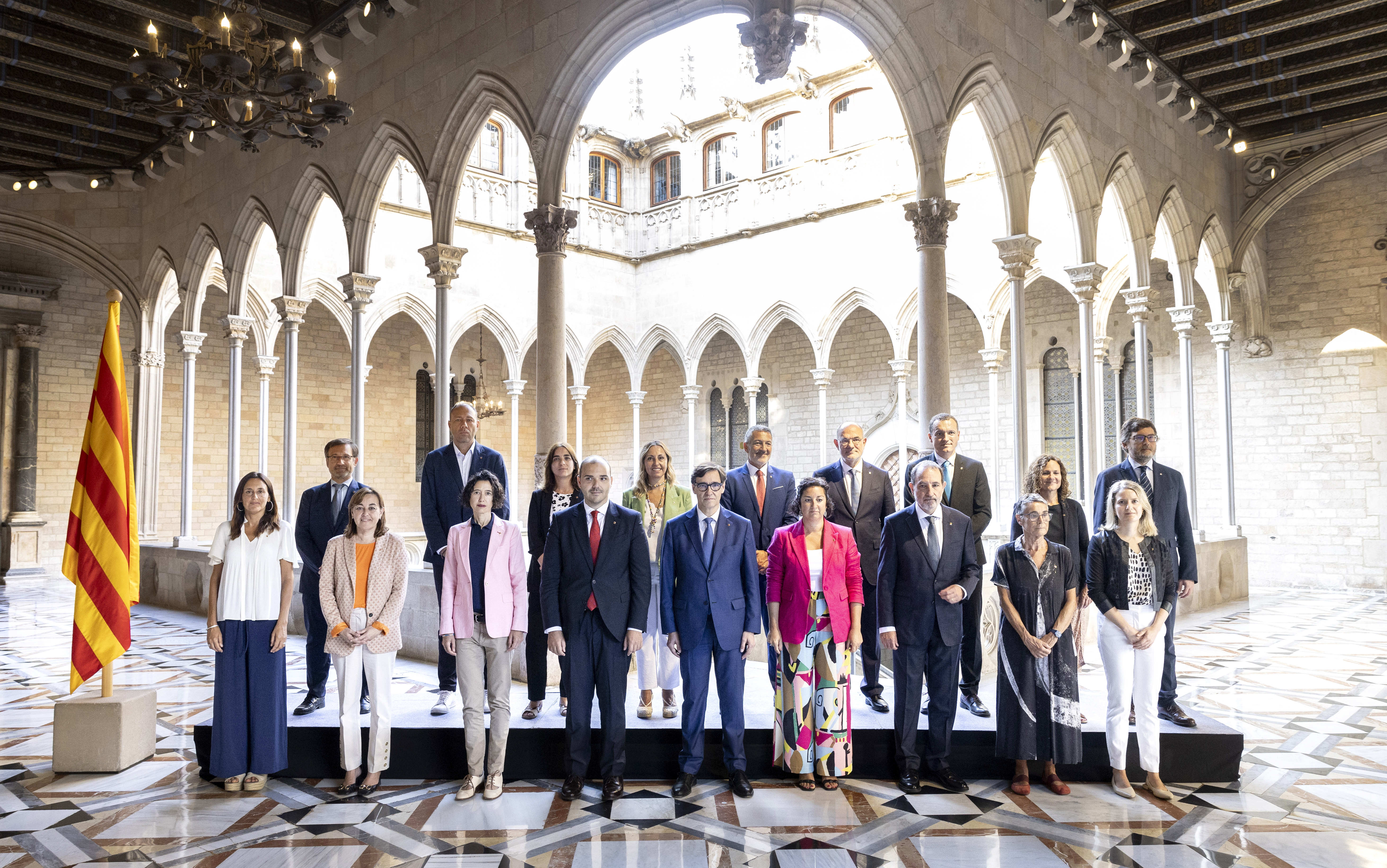 Illa posa con sus consellers para la primera foto oficial de familia del nuevo gobierno de la Generalitat de Cataluña.