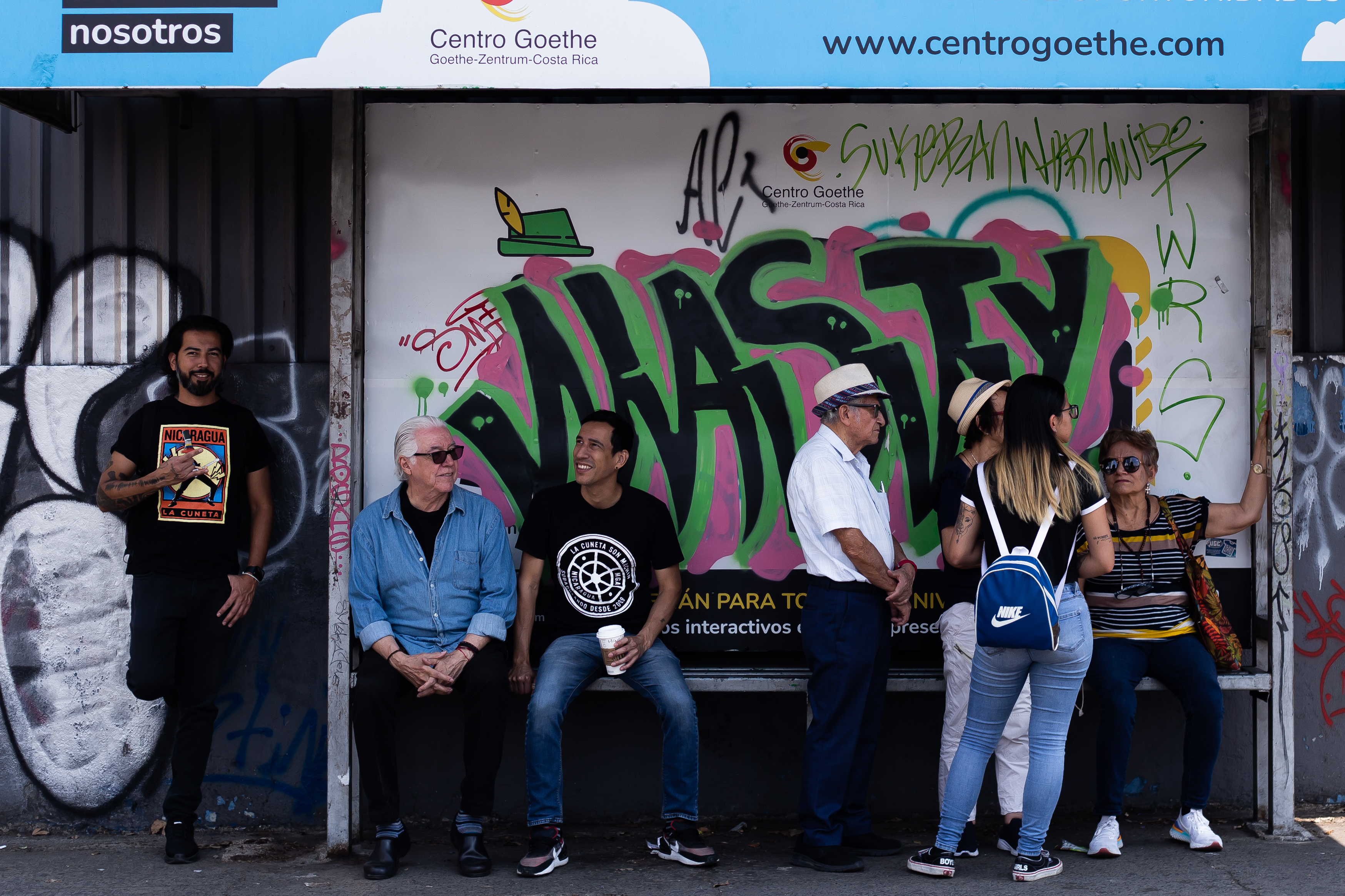 Os Mejía Godoys em um ponto de ônibus em San José (Costa Rica).