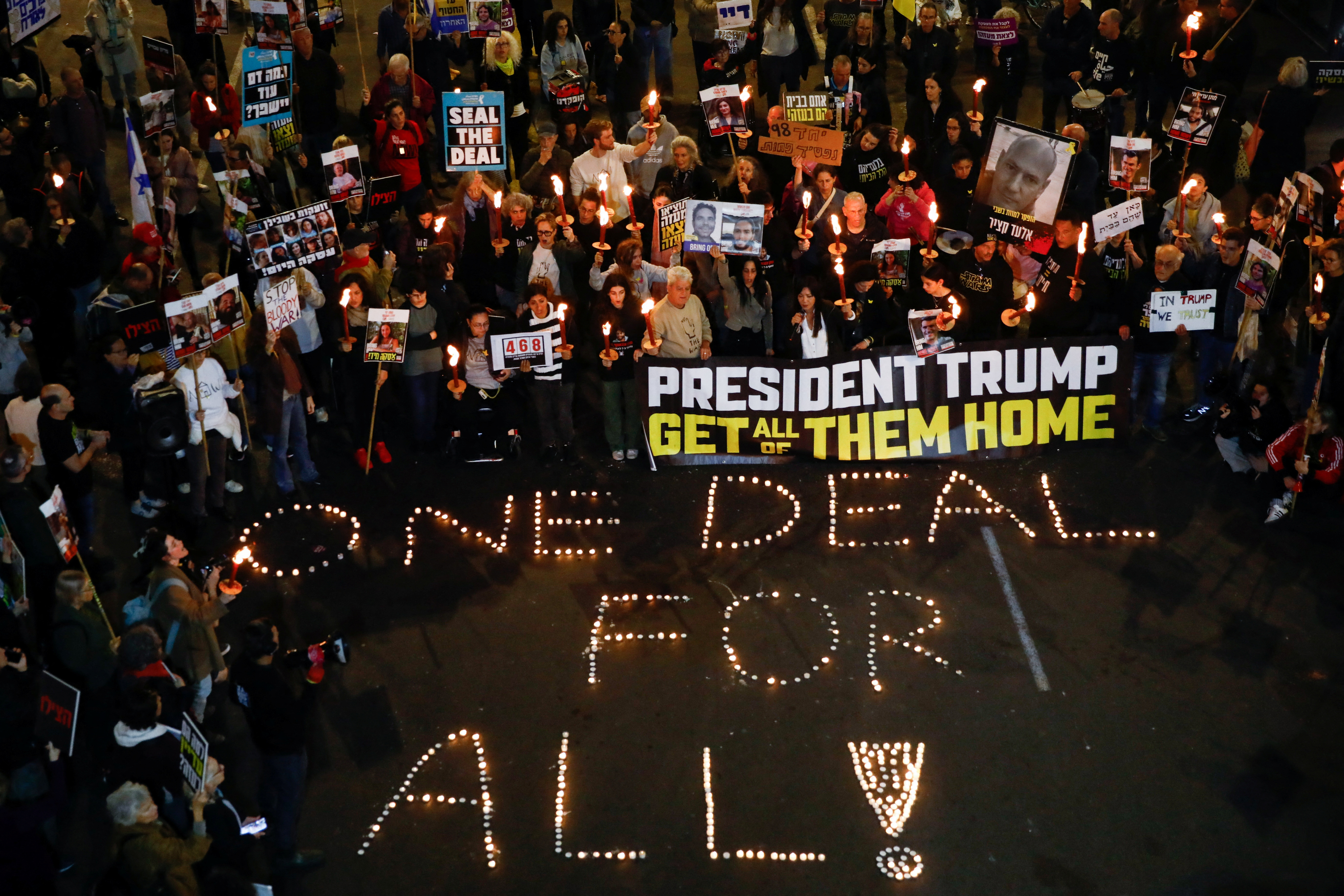 Manifestantes en Tel Aviv, Israel, piden la liberación de los rehenes secuestrados por Hamás, el 16 de enero de 2025.