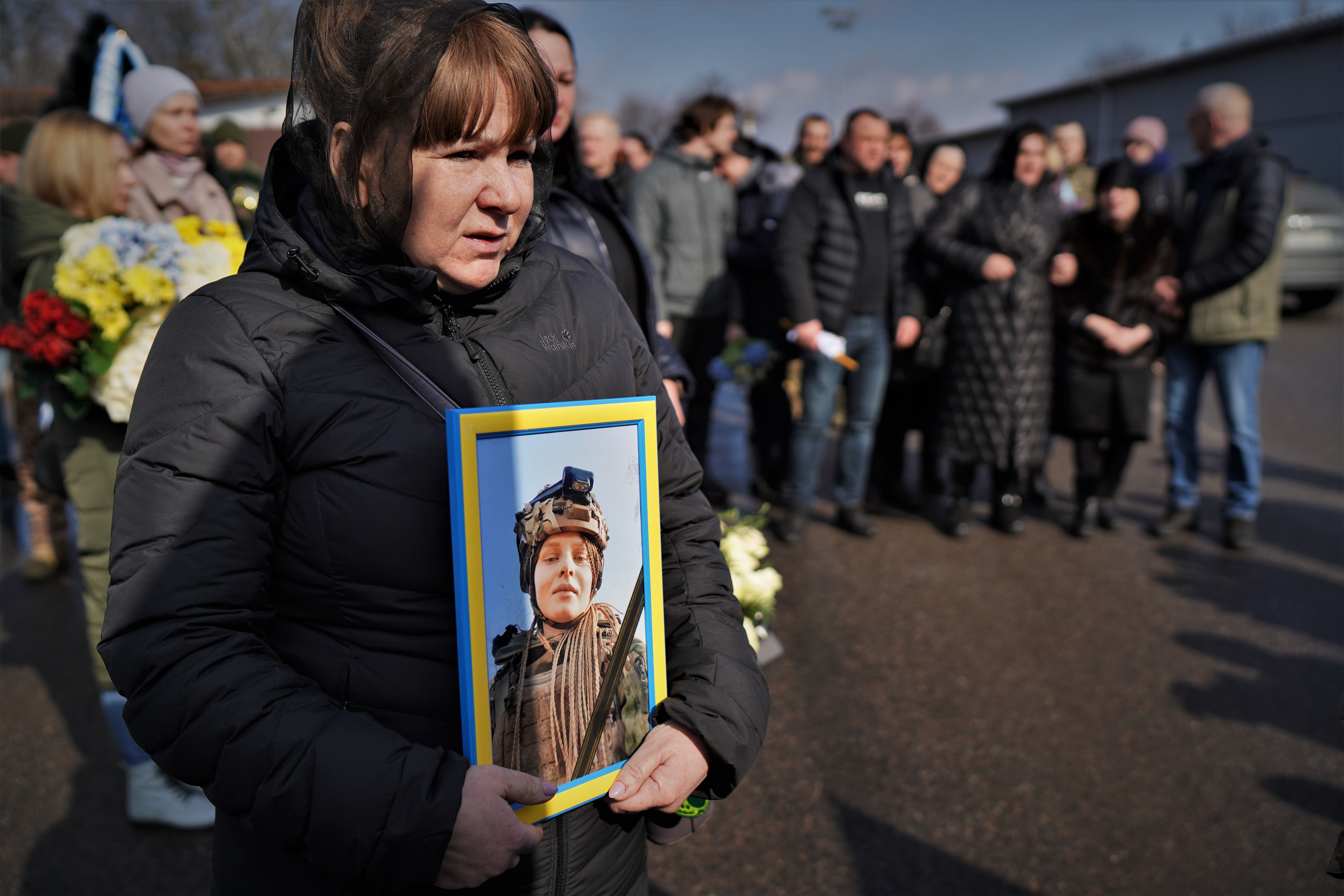 Funeral e enterro de Yana Rykhlitska, 29, que foi morta durante um ataque russo durante uma evacuação na última sexta-feira perto de Bakhmut.
