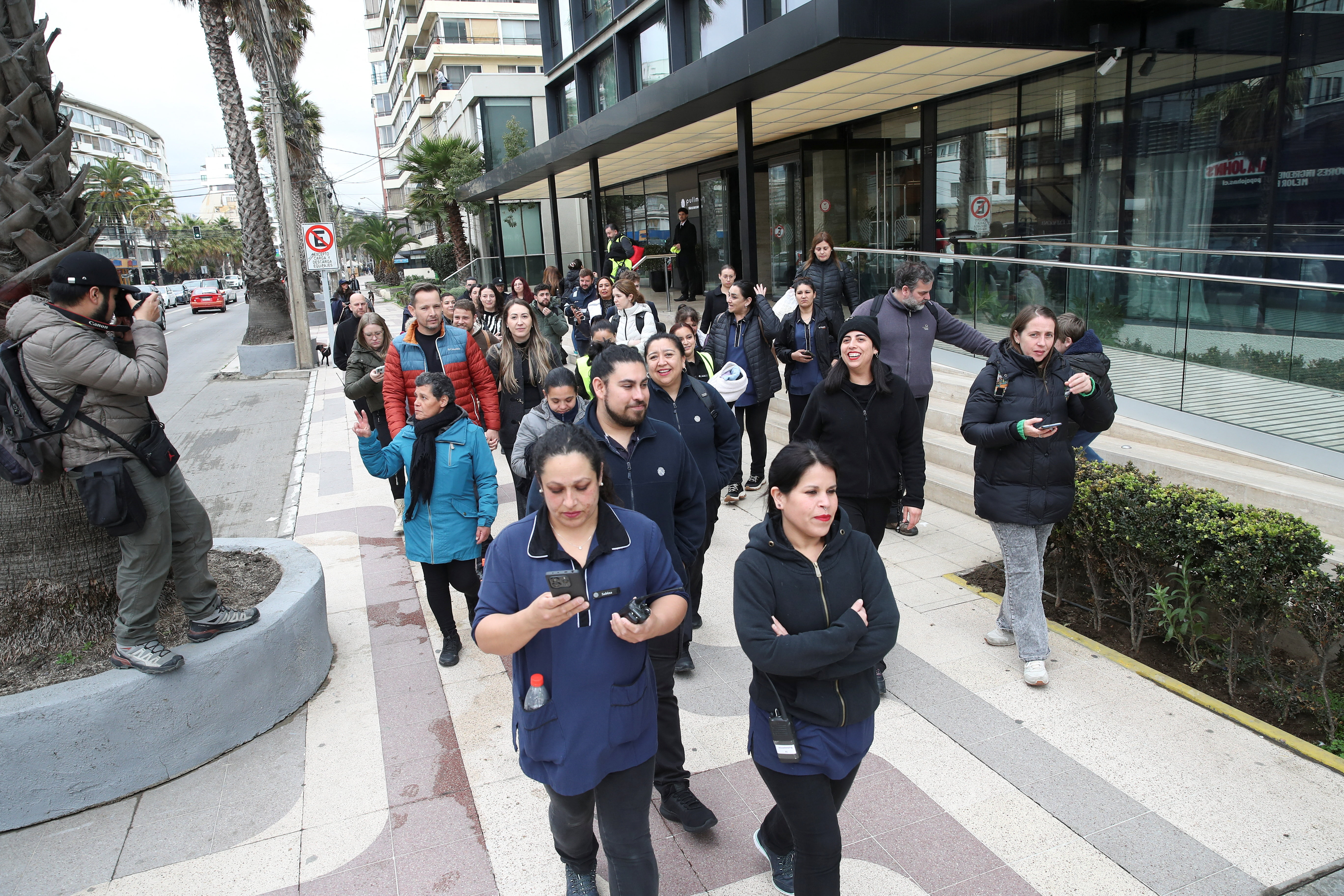 Varias personas son evacuadas de un hotel en Viña del Mar (en el litoral central chileno) este miércoles.