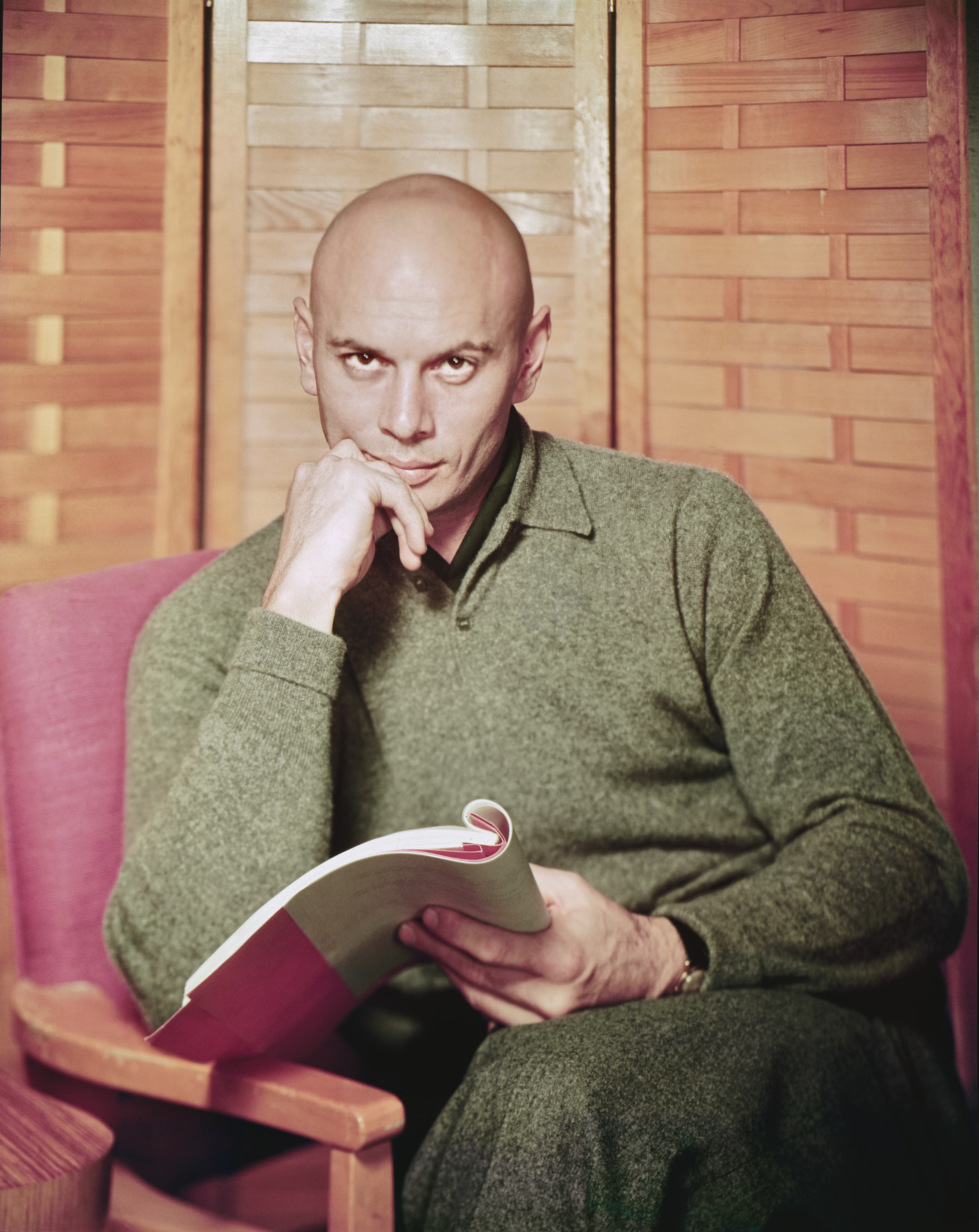 Retrato do ator Yul Brynner com um roteiro nas mãos, em 1960.