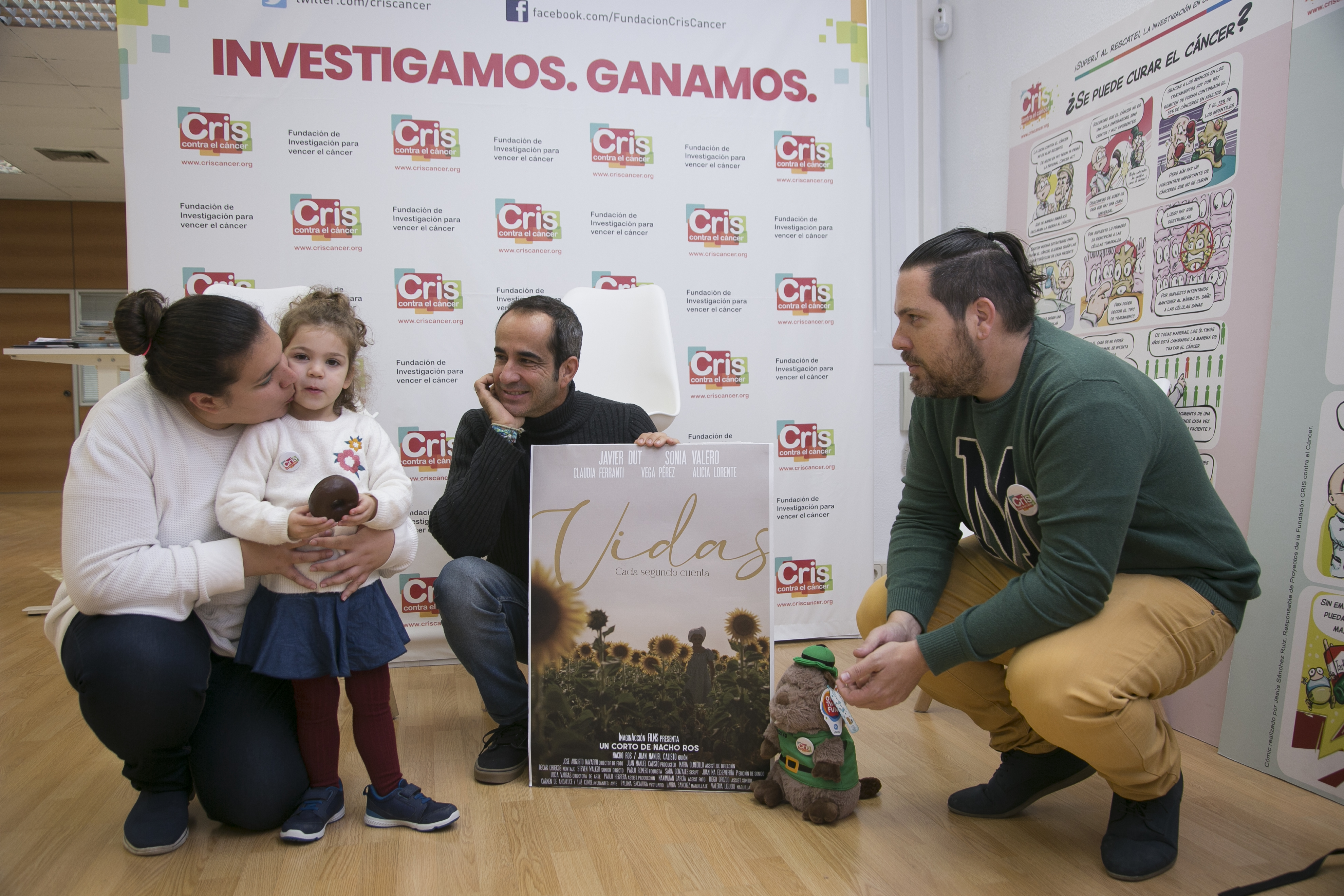 Daniela posa con sus padres, Silvia y Miguel Ángel, y con el director del cortometraje, Nacho Ros (en el centro) en la sede de la fundación CRIS contra el cáncer. 