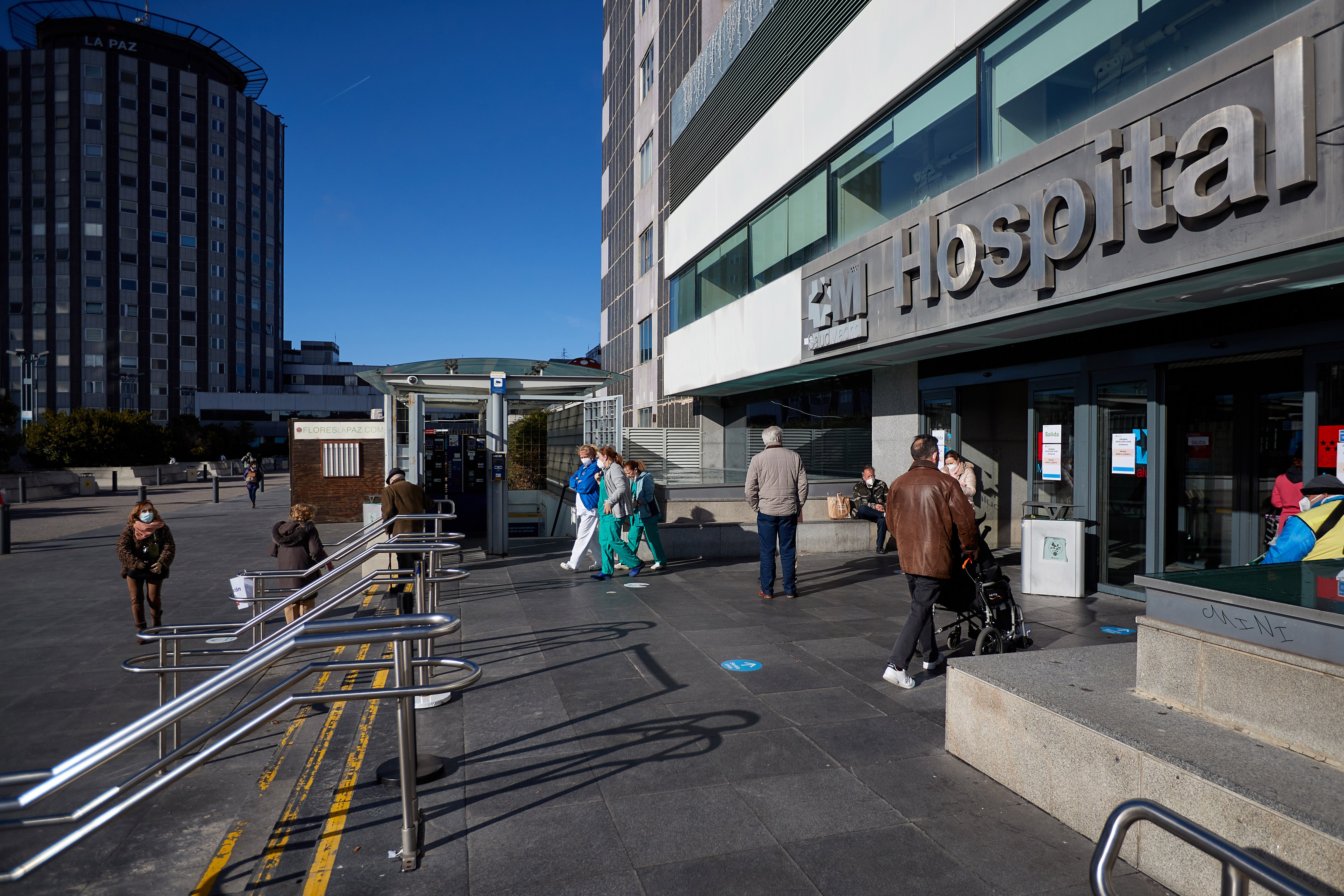 Acceso al hospital público de La Paz, en Madrid.