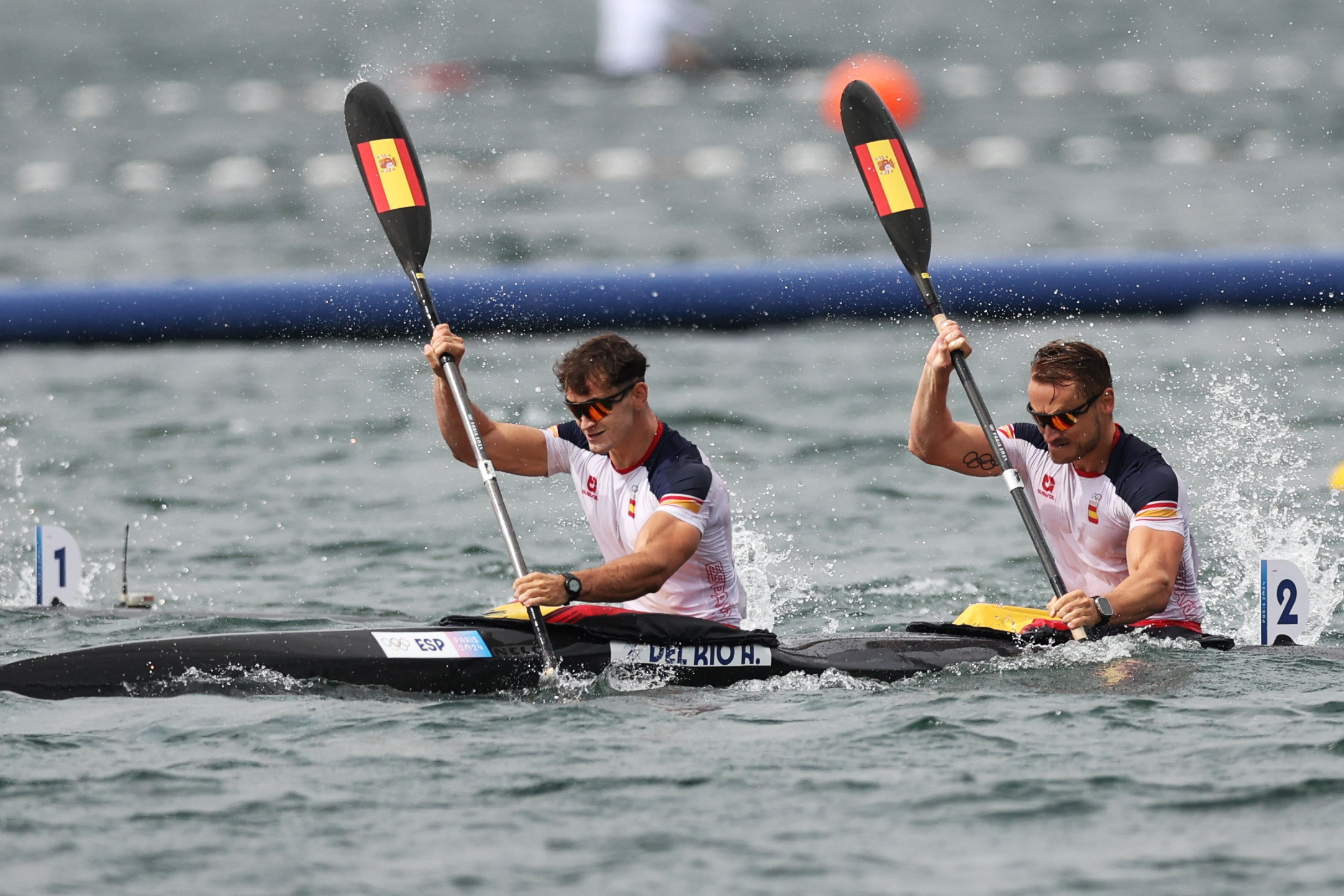 Vaires-sur-marne (France), 09/08/2024.- Adrian del Rio  and Marcus Cooper of Spain in action during the Men's Kayak Double 500m semifinals of the Canoeing Sprint competitions in the Paris 2024 Olympic Games, at the Vaires-sur-Marne Nautical Stadium in Vaires-sur-Marne, France, 09 August 2024. (Francia, España) EFE/EPA/ALI HAIDER