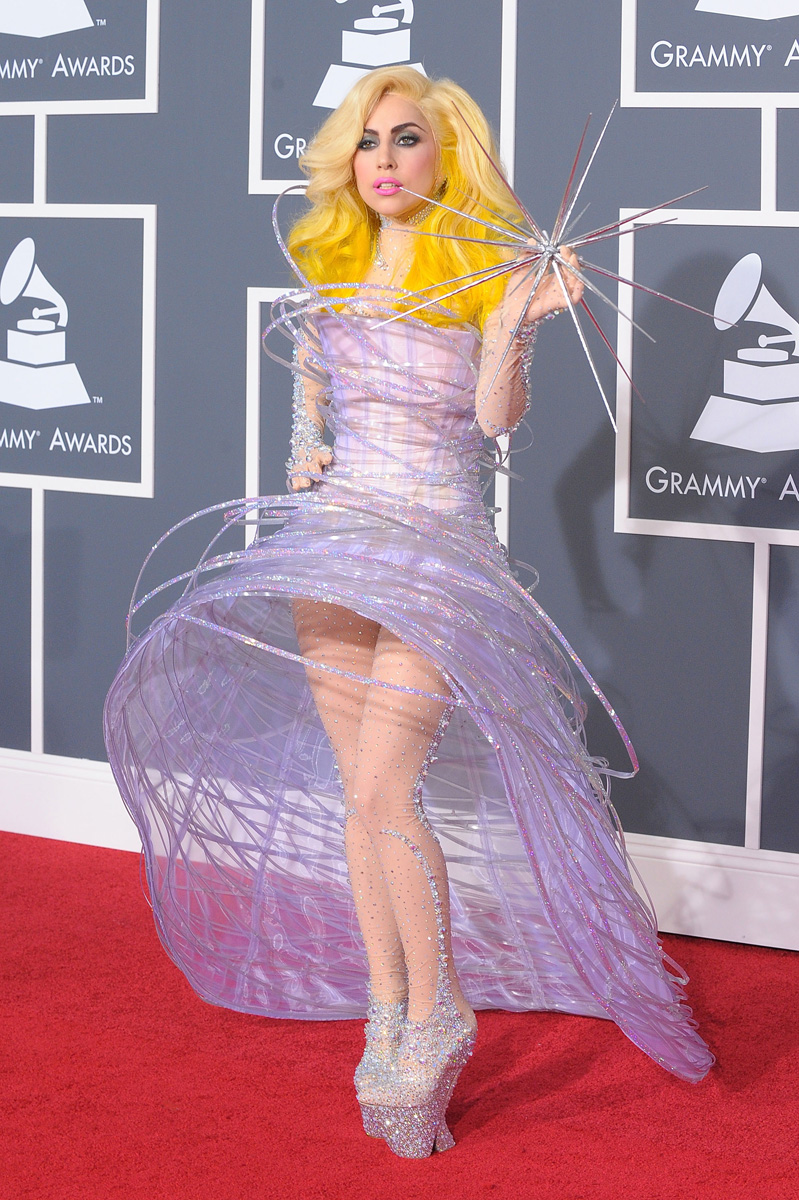 katy perry alfombra roja de los grammys 2023