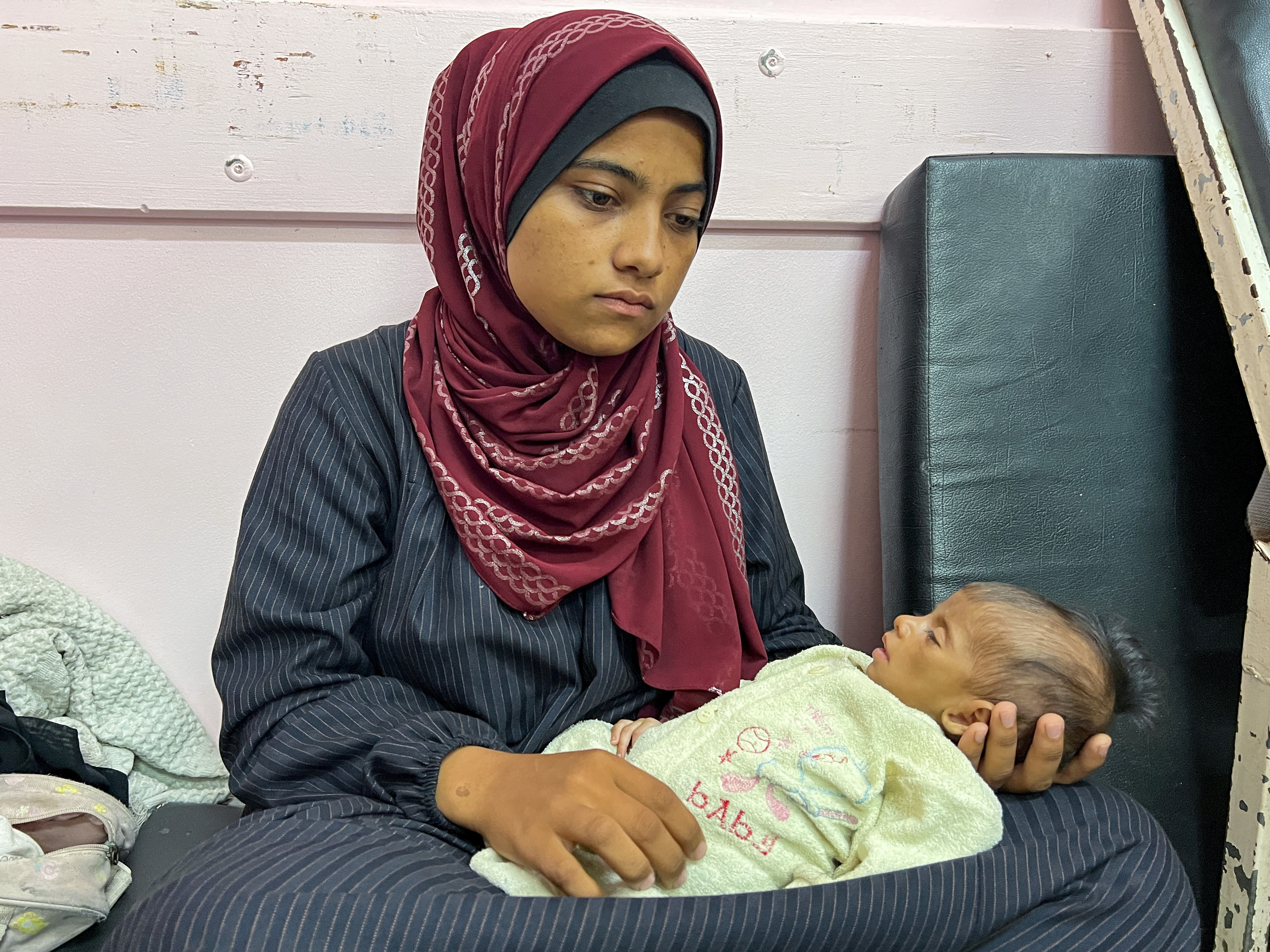 Una mujer palestina con su hija desnutrida en el hospital Nasser en Jan Yunis, en el sur de la Franja, este jueves 24 de julio.