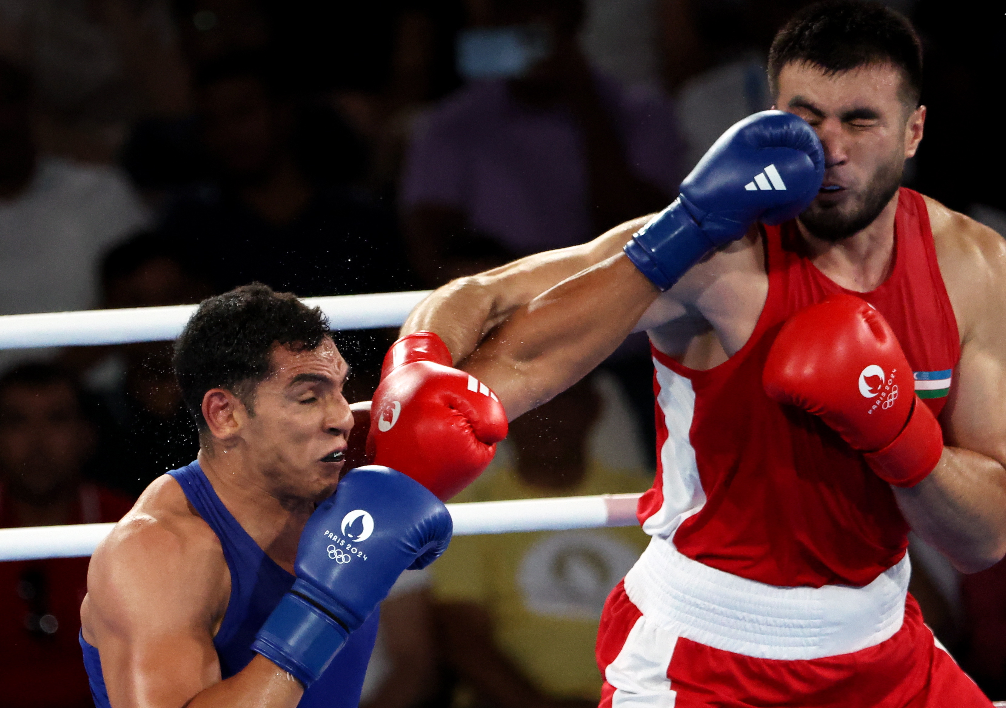 Paris (France), 10/08/2024.- Bakhodir Jalolov of Uzbekistan (red) and Ayoub Ghadfa Drissi El Aissaoui of Spain battle in the Men's +92kg gold medal bout of the Boxing competitions in the Paris 2024 Olympic Games, at Roland Garros in Paris, France, 10 August 2024. (Francia, España) EFE/EPA/YAHYA ARHAB
