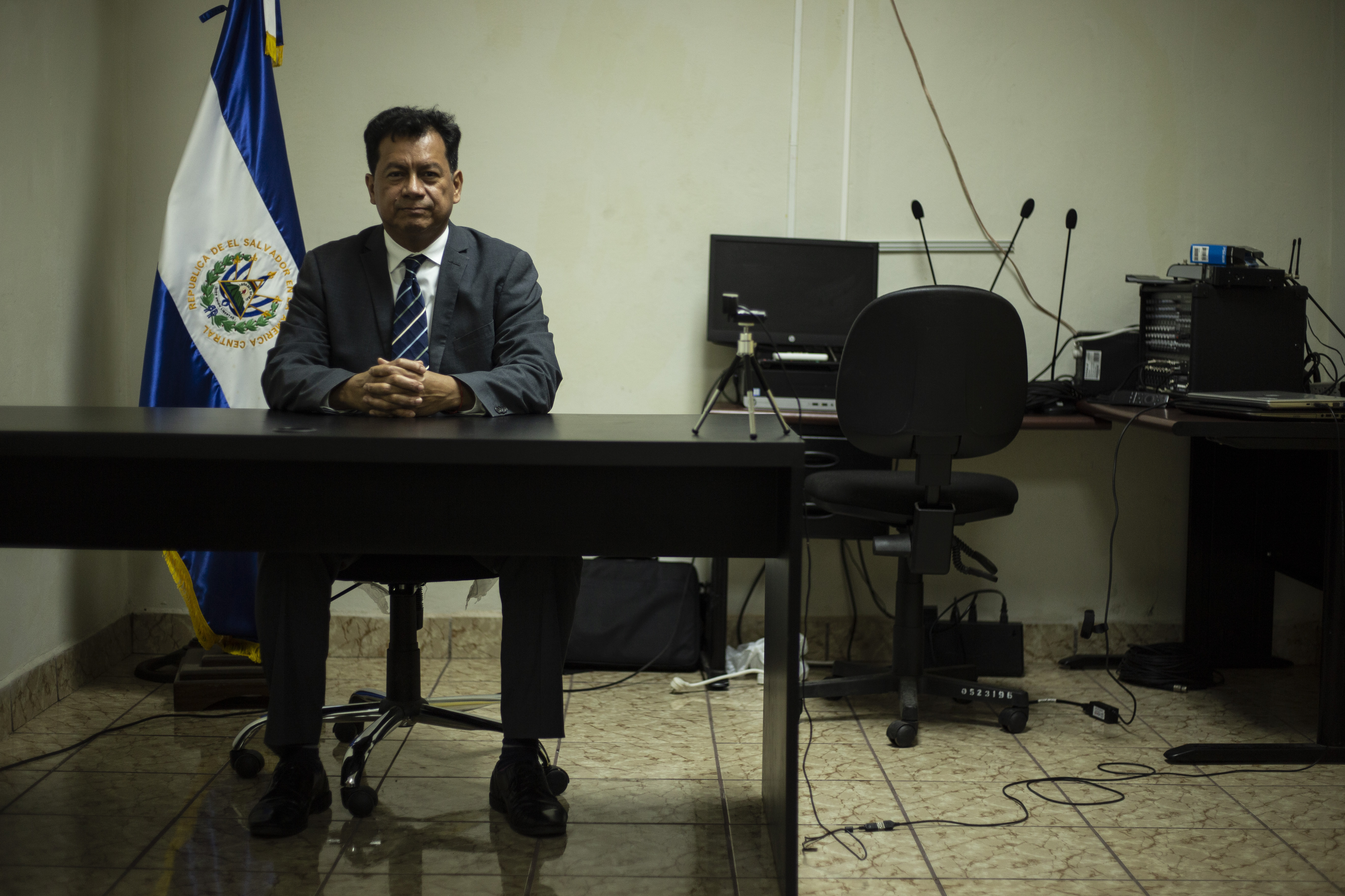 Antonio Durán, juez salvadoreño en su despacho, en el municipio de Zacatecoluca.