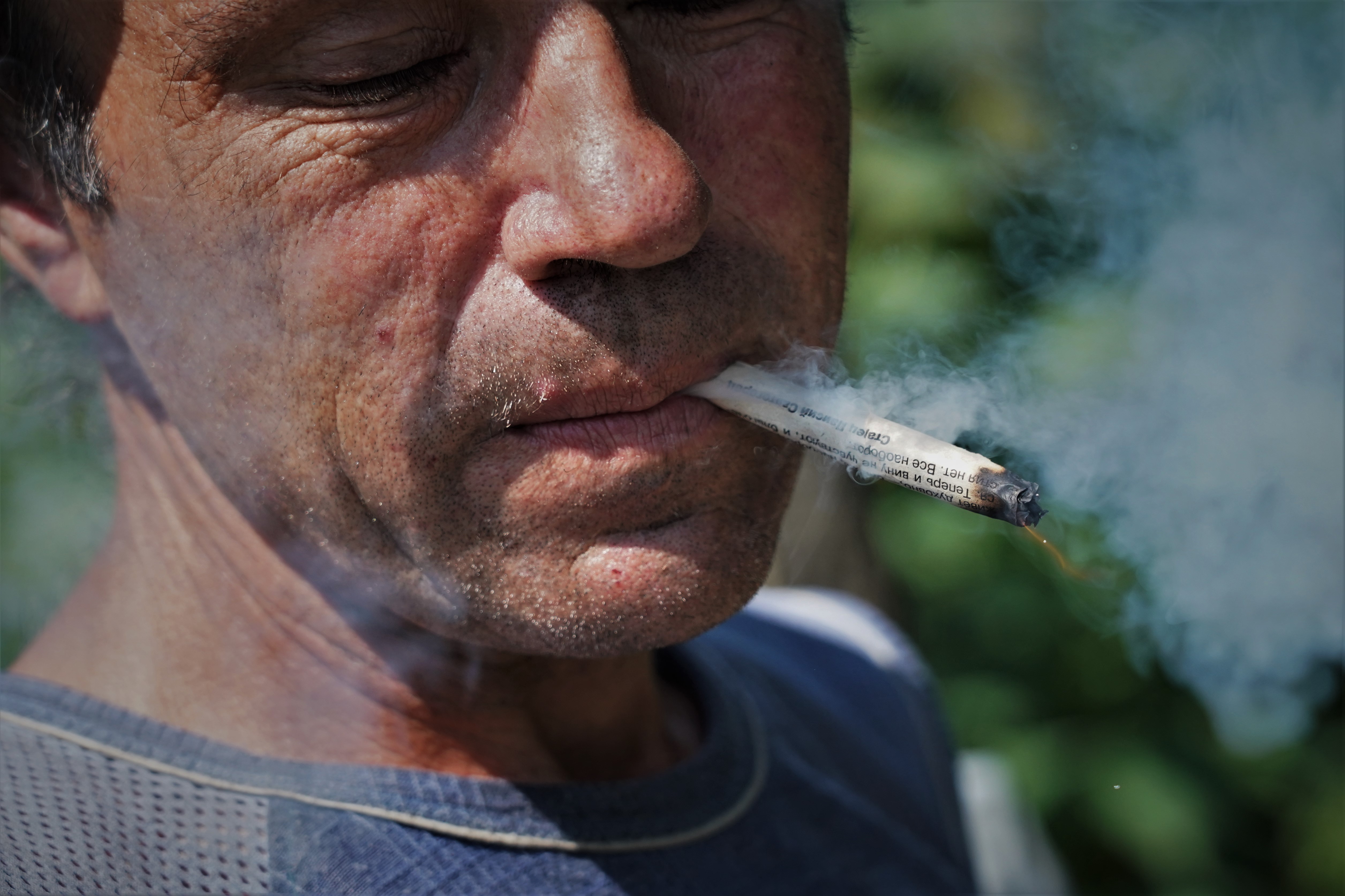 Viktor Pobrehniak, um morador de 55 anos de Vremivka, fuma tabaco enrolado em jornal.