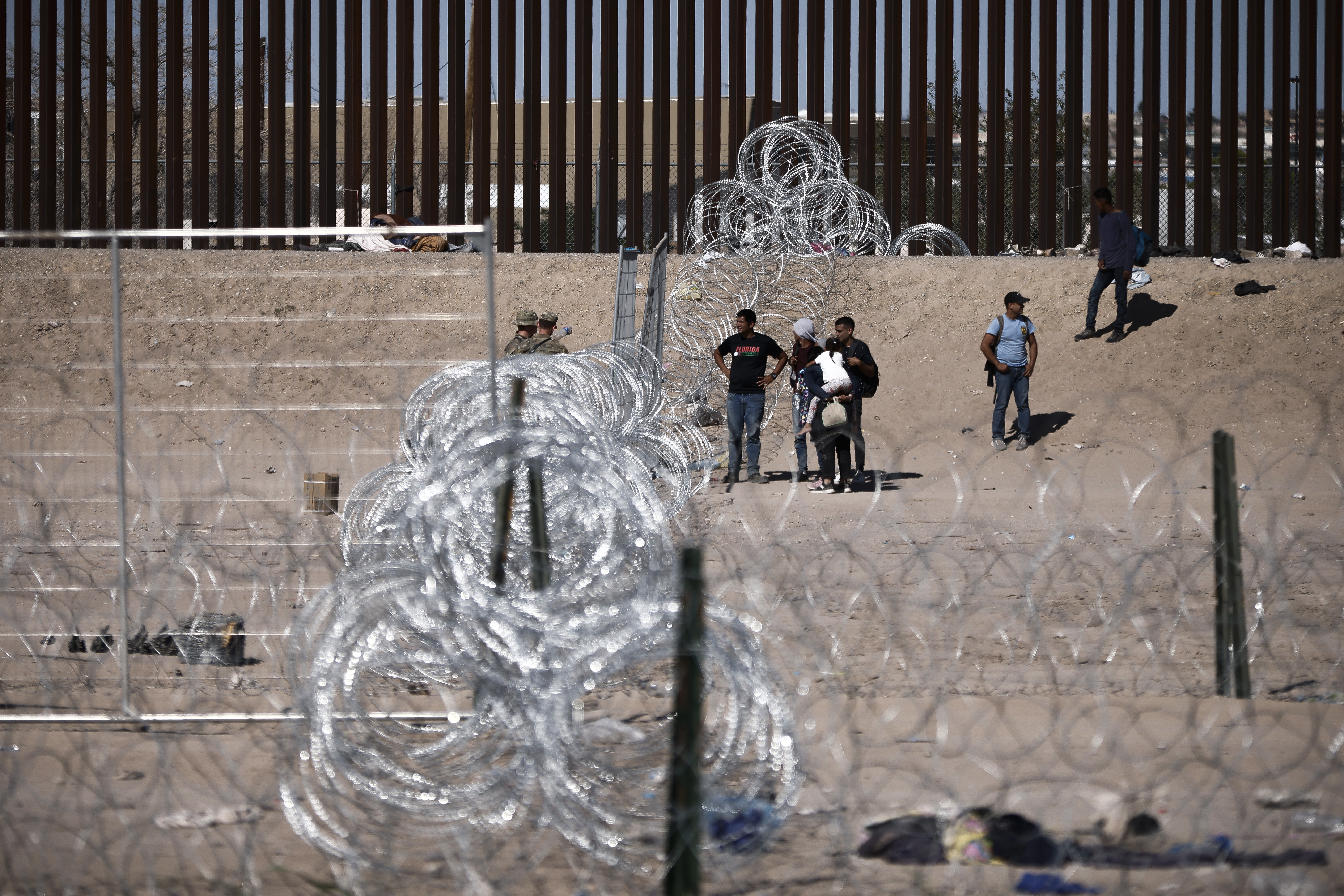 Hay esperanza en la frontera: “Todos los días pasa gente. Yo hoy voy para dentro con la bendición de Dios”