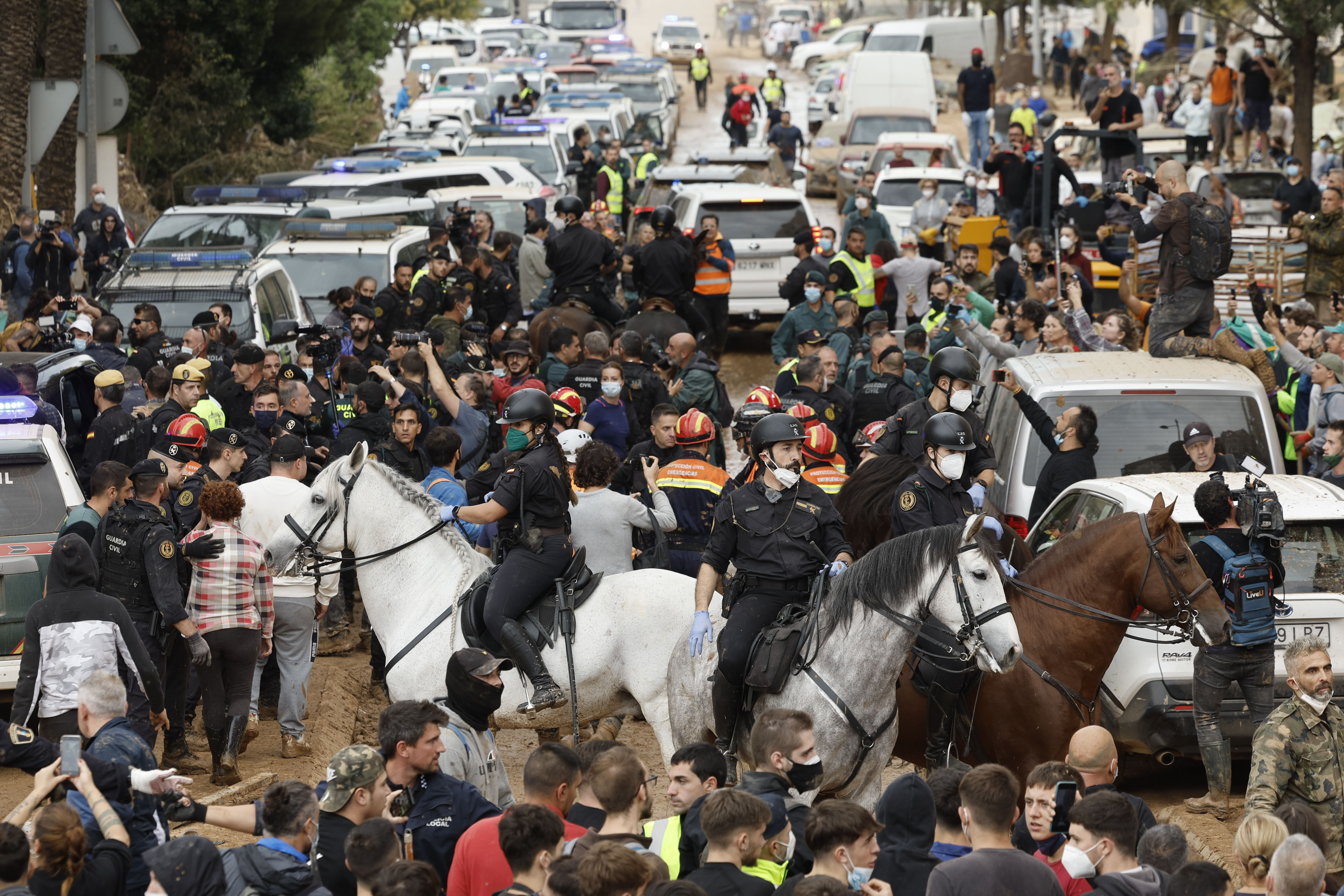 Insultos y lanzamiento de barro a la comitiva de los reyes al llegar al centro de Paiporta.