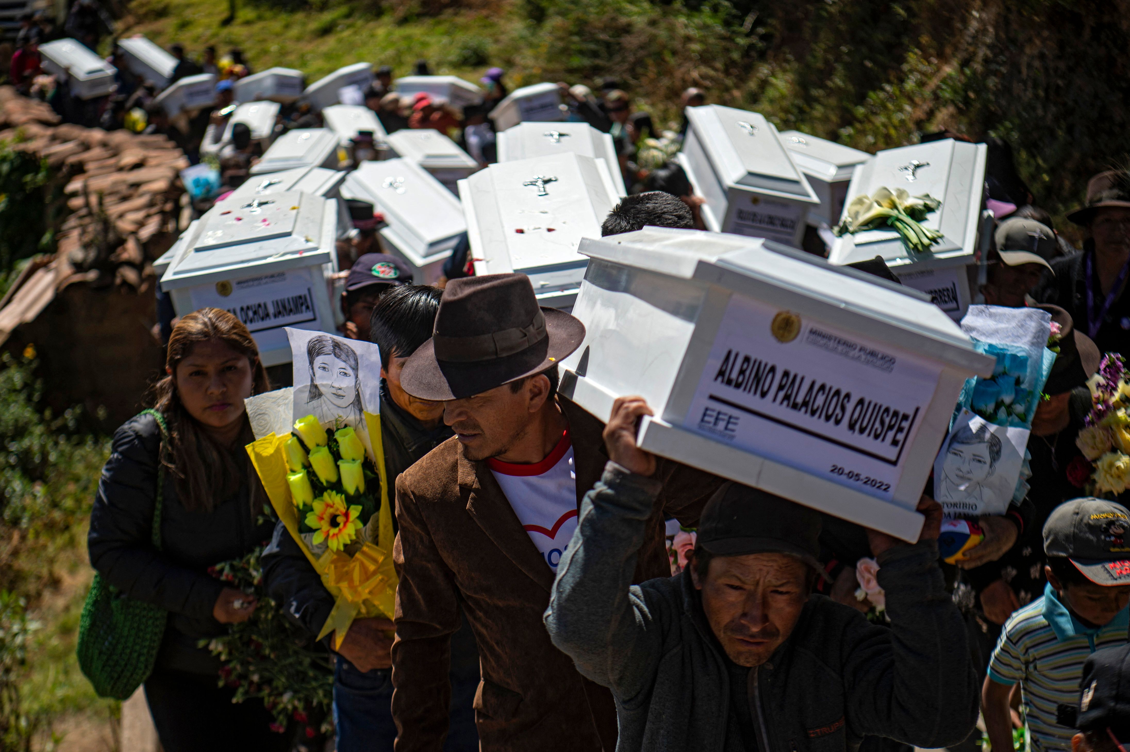 Un perdón a medias tras 37 años de espera: el entierro de las víctimas de Accomarca