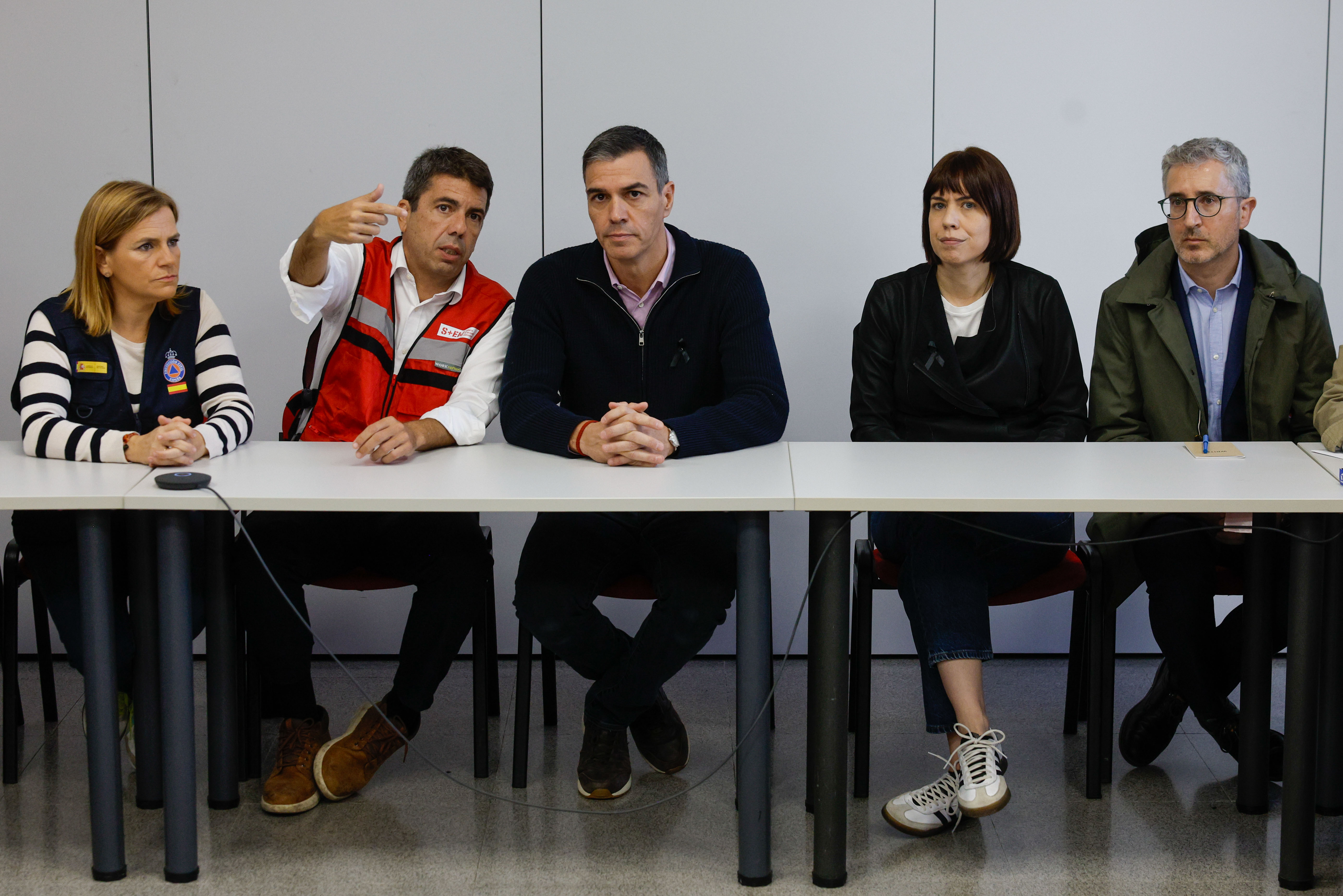 L'ELIANA (VALENCIA), 31/10/2024.- El presidente del Gobierno, Pedro Sánchez (c), acompañado por la ministra de Ciencia, Innovación y Universidades, Diana Morant (2d), el president de la Generalitat, Carlos Mazón (2i), y la delegada del Gobierno, Pilar Bernabé (i), visita este jueves el Centro de Coordinación Operativo Integrado (CECOPI) de la Comunitat Valenciana, desde el que se coordinan las labores de emergencia en las zonas afectadas por la dana. EFE/ Kai Försterling
