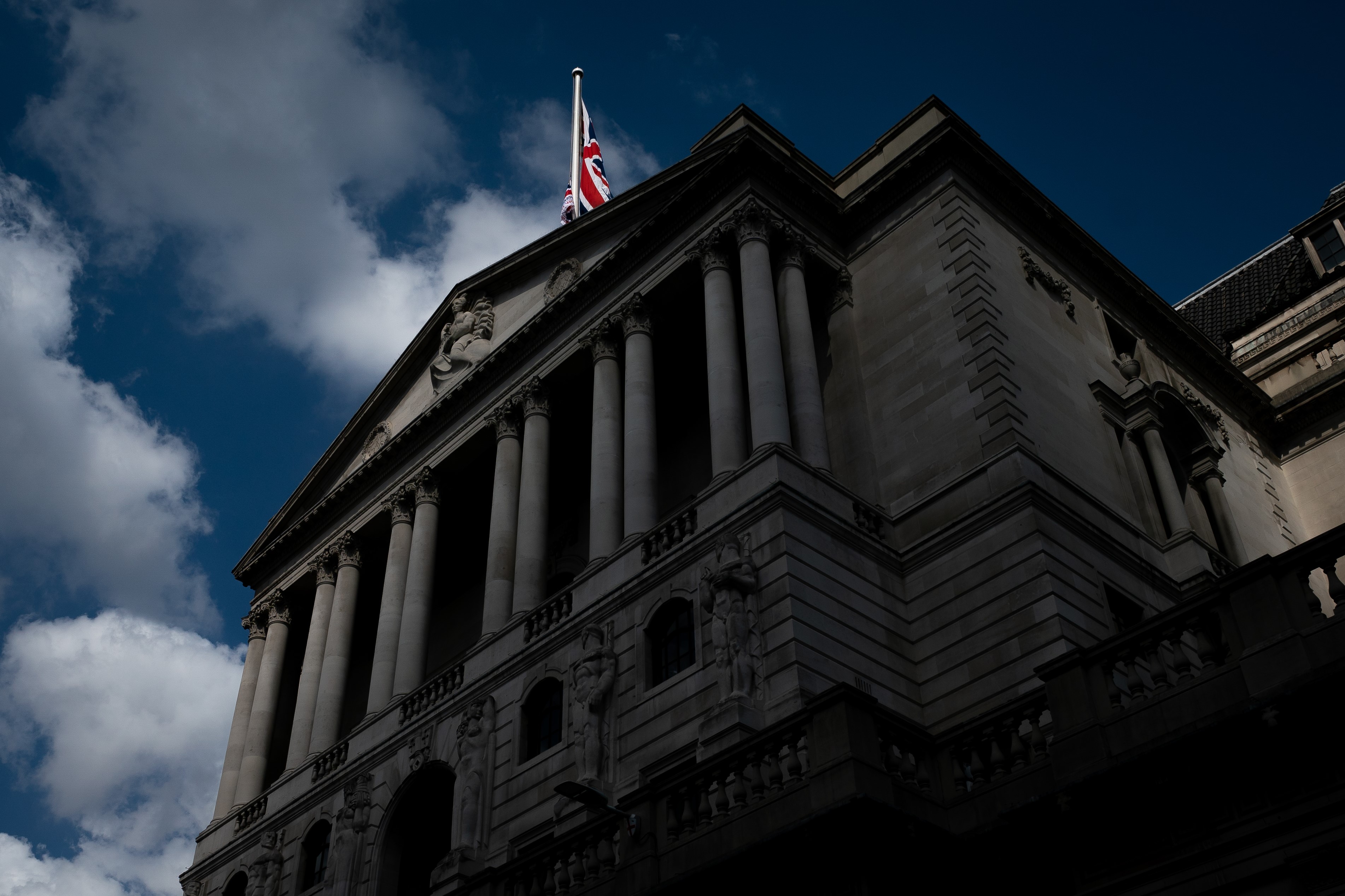 El Banco de Inglaterra sorprende con una agresiva subida de medio punto y fija el tipo de interés en el 5%