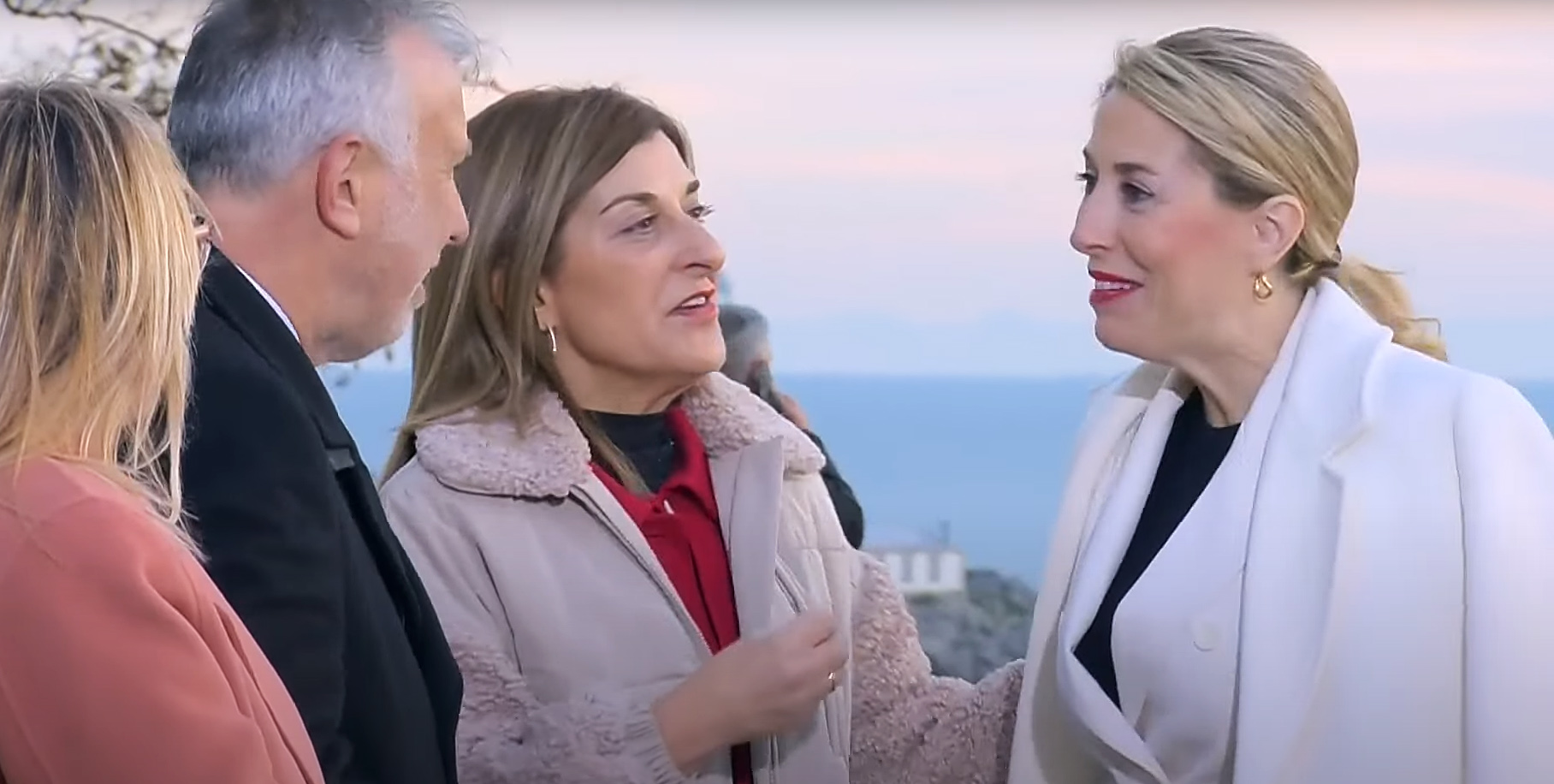 La presidenta de Cantabria va recibiendo a los presidentes autonmicos en el Palacio de la Magdalena de Santander