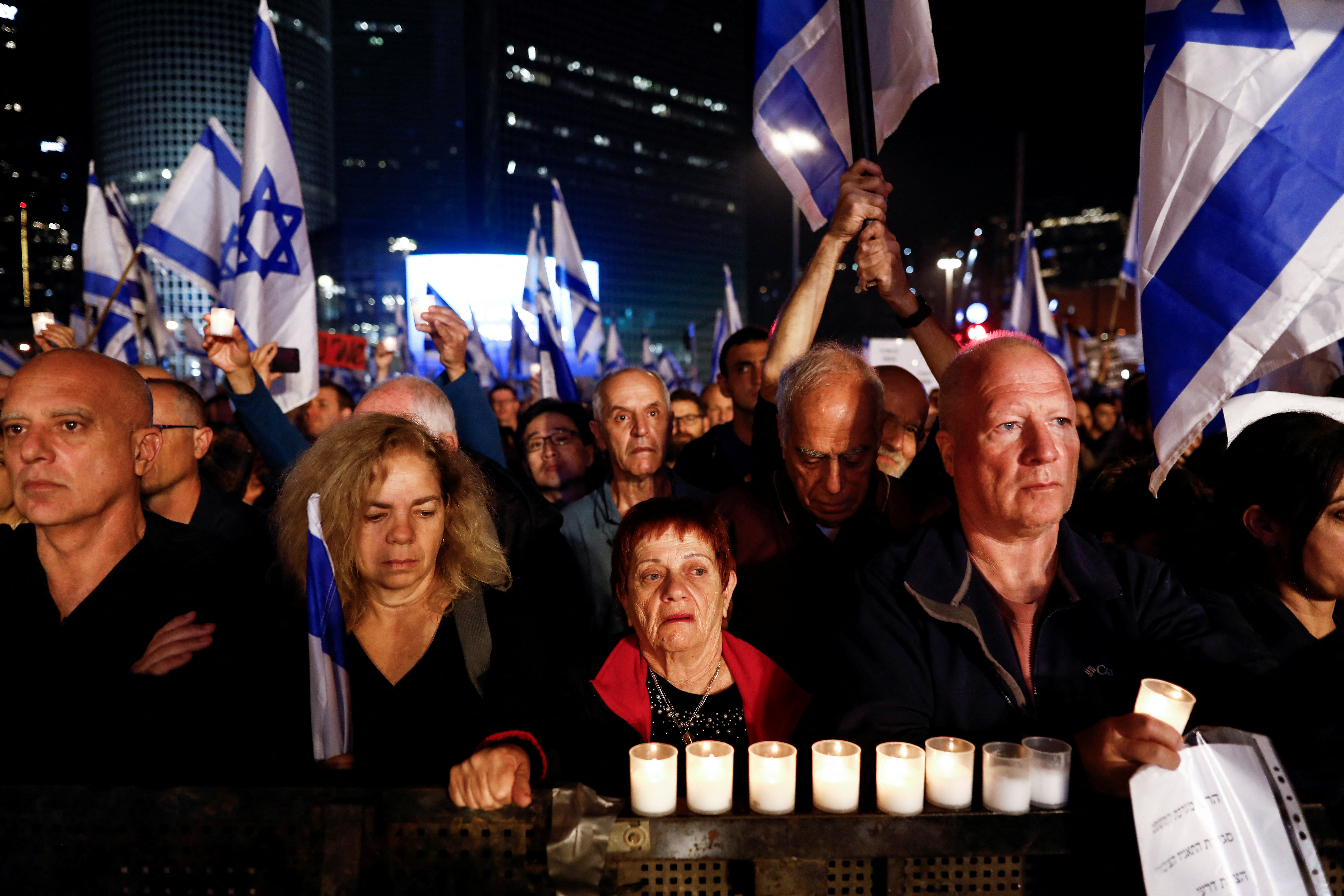Minuto de silencio por el atentado en Neve Yaakov, este sábado al inicio de la manifestación en Tel Aviv.