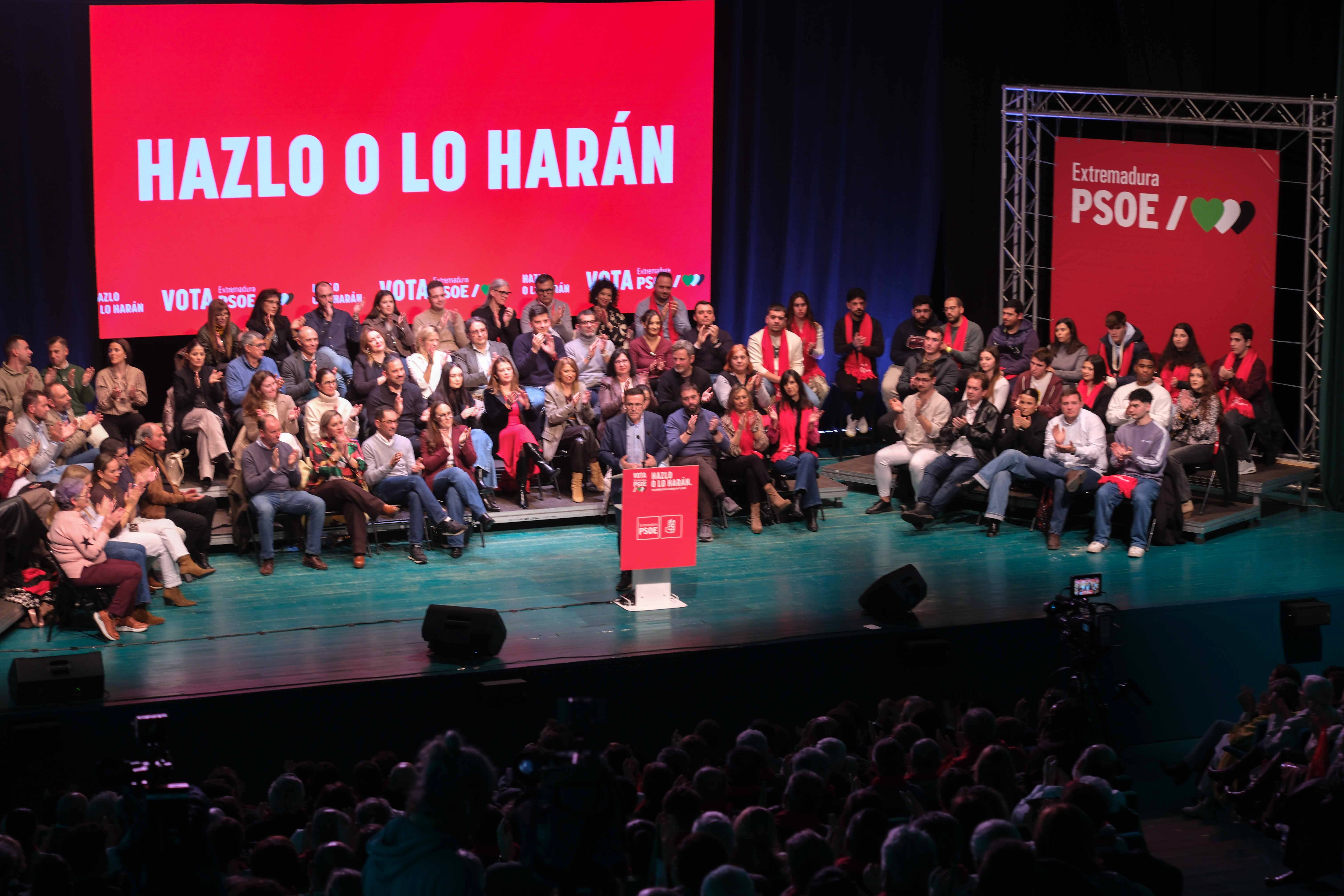 El candidato del PSOE, Miguel Ángel Gallardo, este viernes en el mitin de fin de campaña.