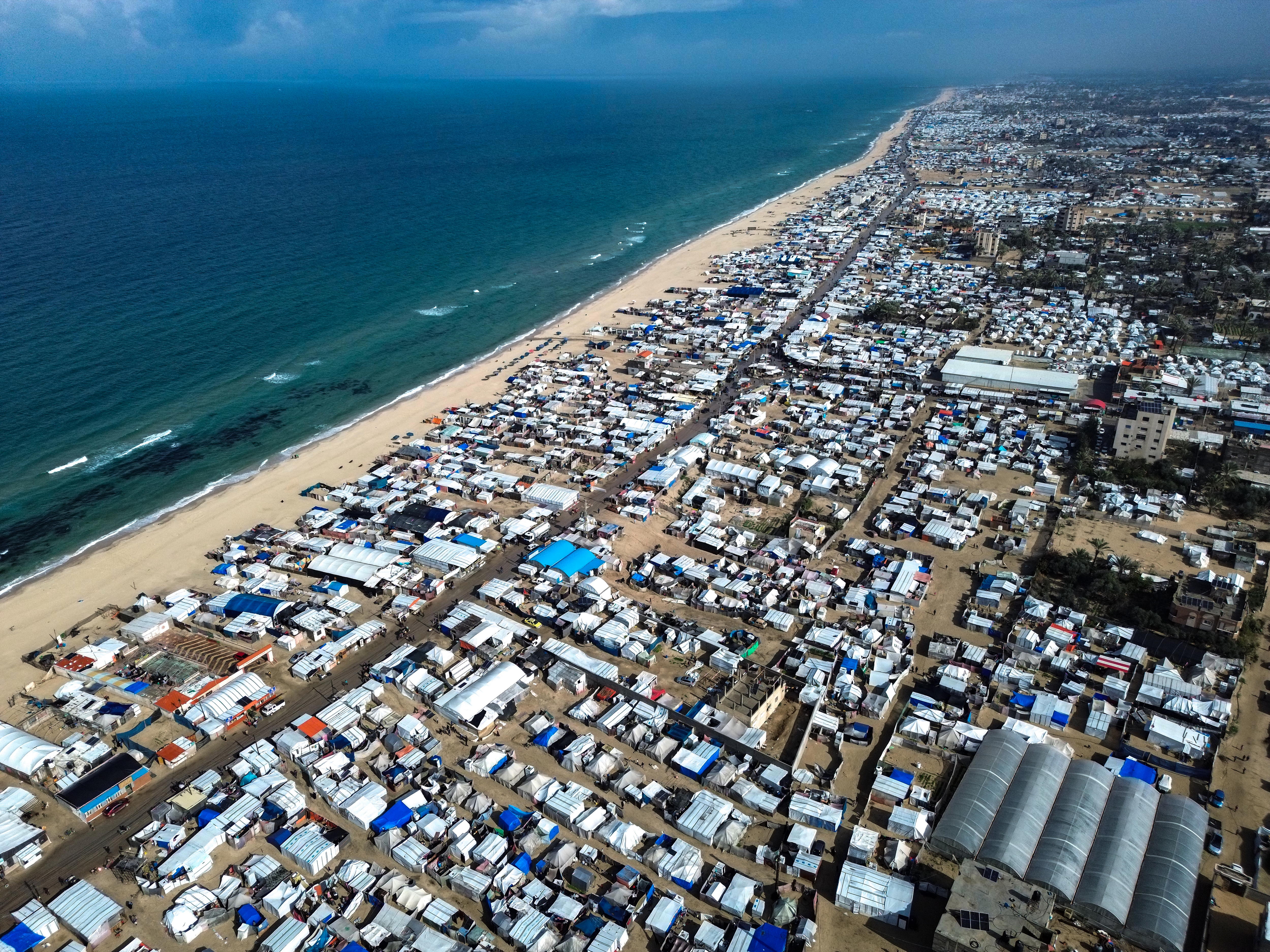 Khan Younis (---), 23/01/2025.- A drone image shows an encampment of tents of displaced Palestinians on the beach in Khan Younis, amid a ceasefire between Israel and Hamas, in Khan Younis, southern Gaza Strip, 23 January, 2025. EFE/EPA/HAITHAM IMAD
