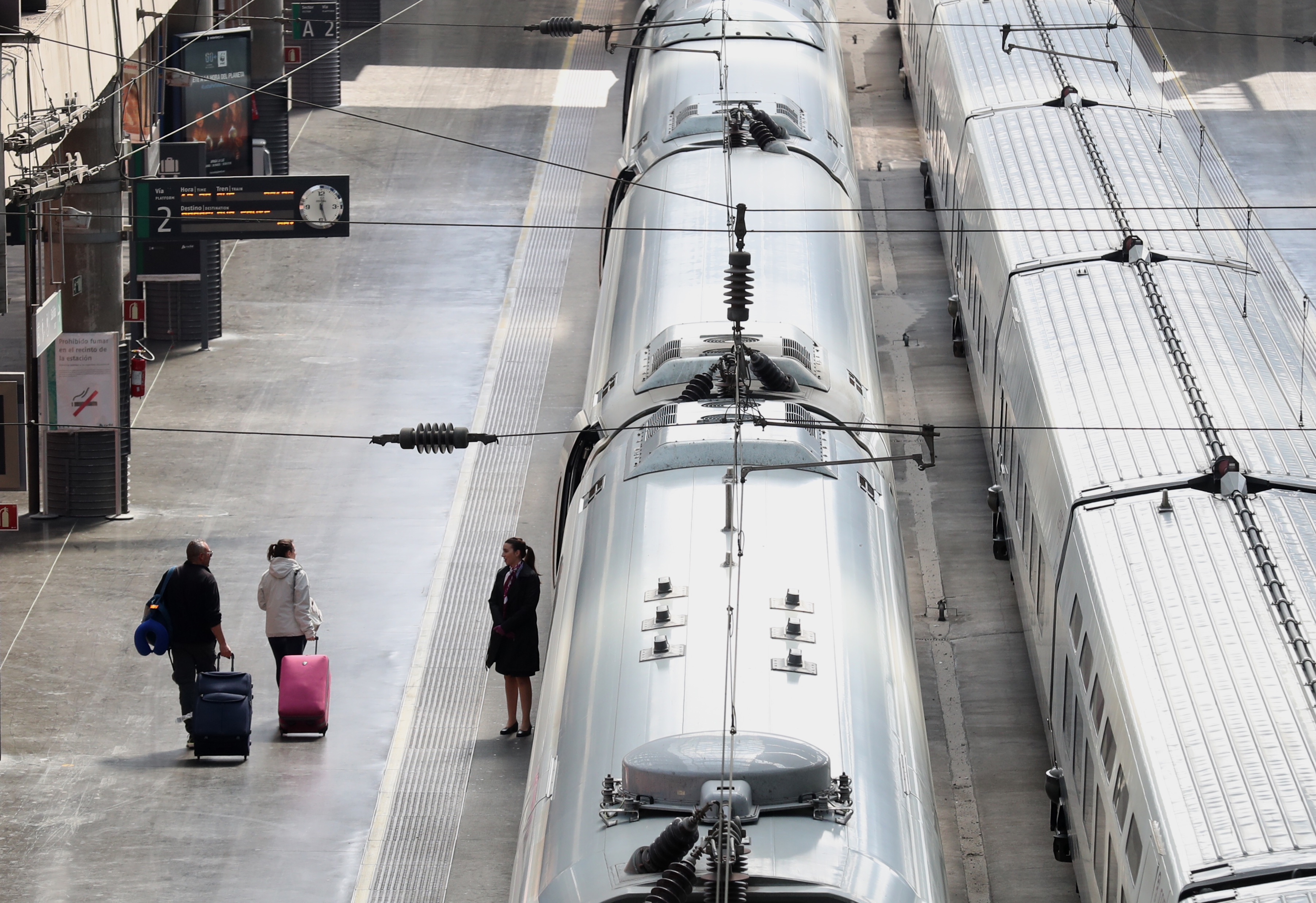 Coronavirus Los Trenes Ave Circularan A Un Tercio De Su Capacidad Para Mantener La Distancia De Seguridad Economia El Pais