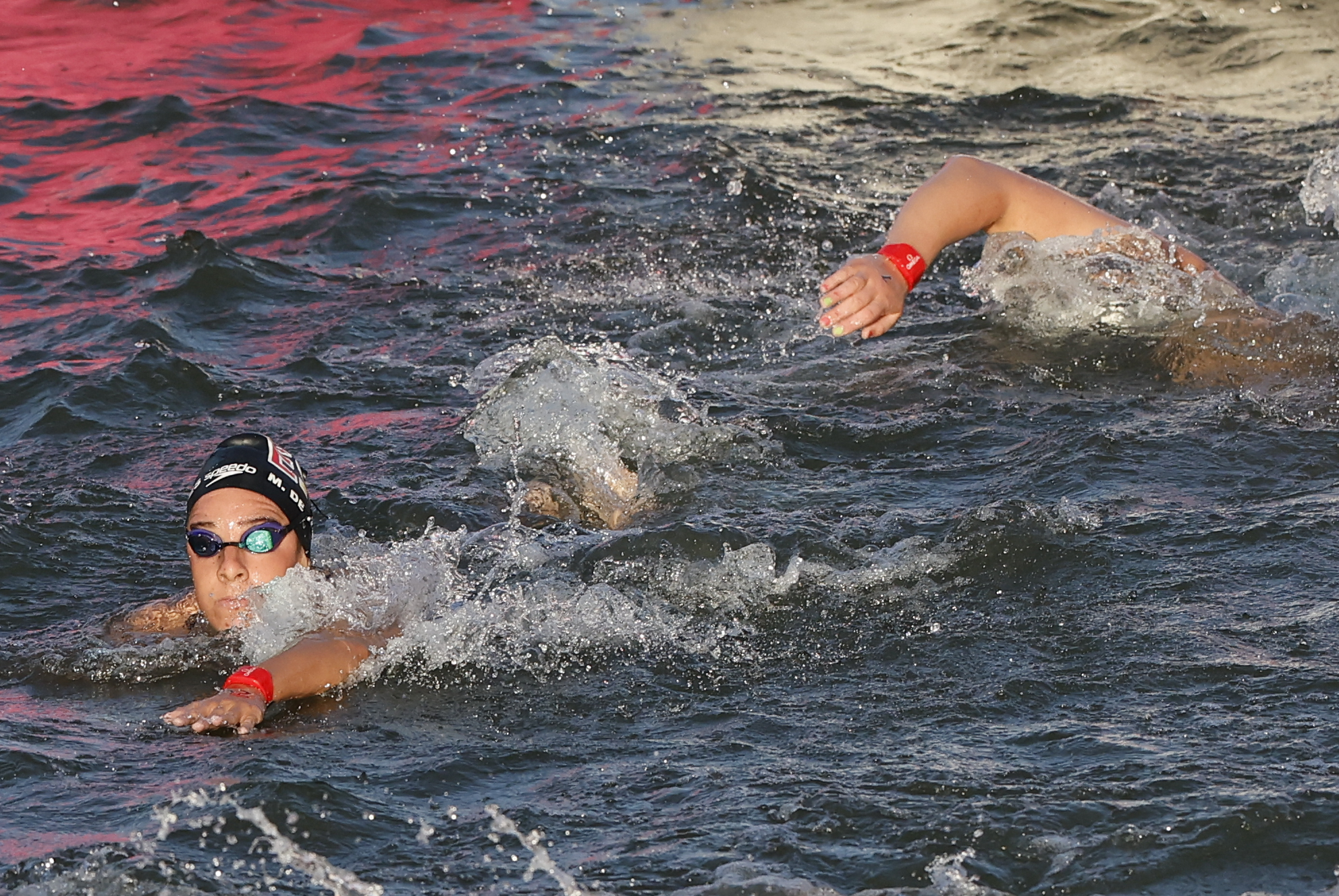 PARÍS, 08/08/2024.- La española María de Valdés Álvarez (i) compite en la prueba de natación en aguas abiertas femenina en el río Sena, en el marco de los Juegos Olímpicos París 2024, este jueves, en la capital gala. EFE/ Miguel Toña
