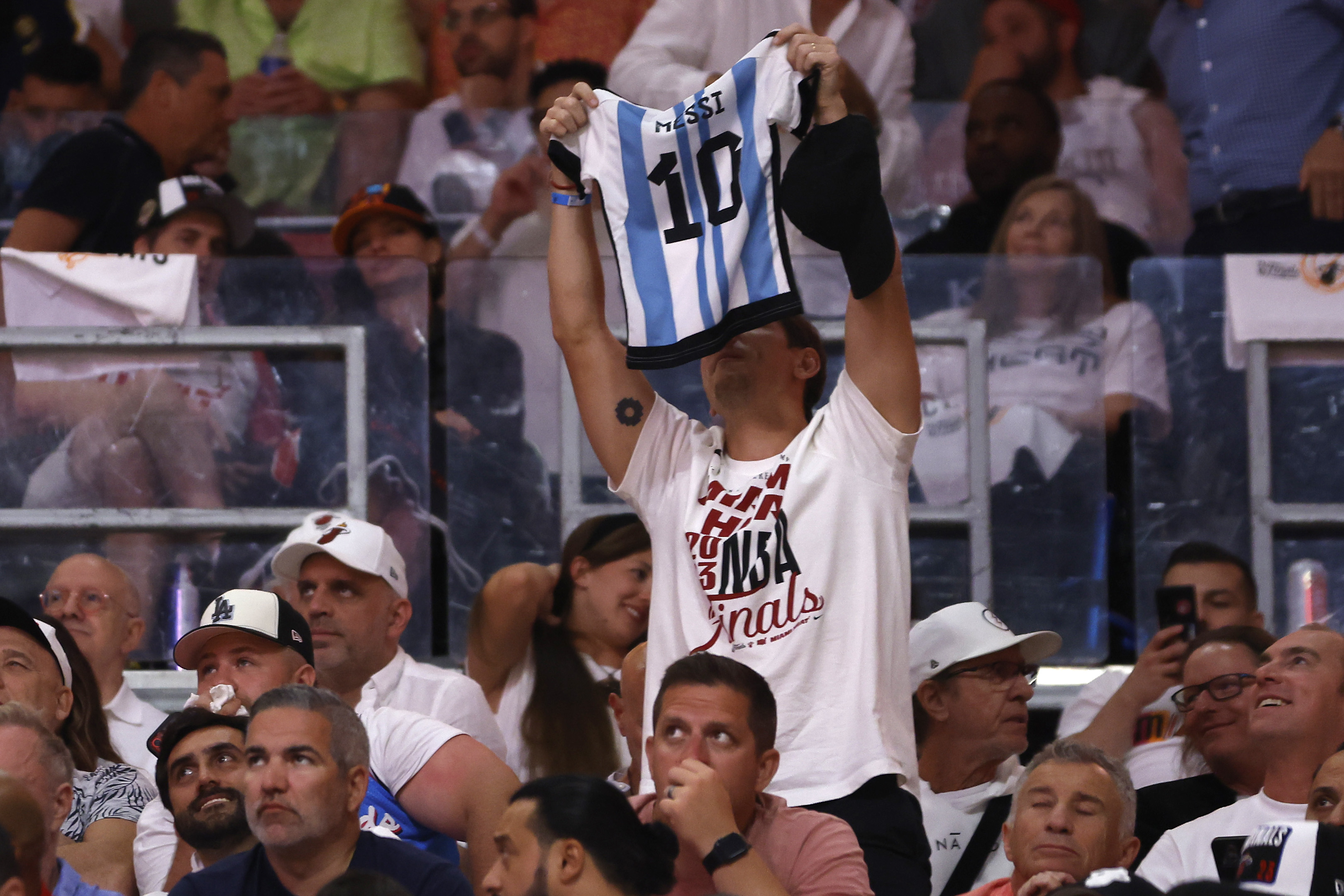 World Cup 2022: The English fan who brought 18,000 celebratory World Cup  champions' shirts and they didn't even reach the semi-finals