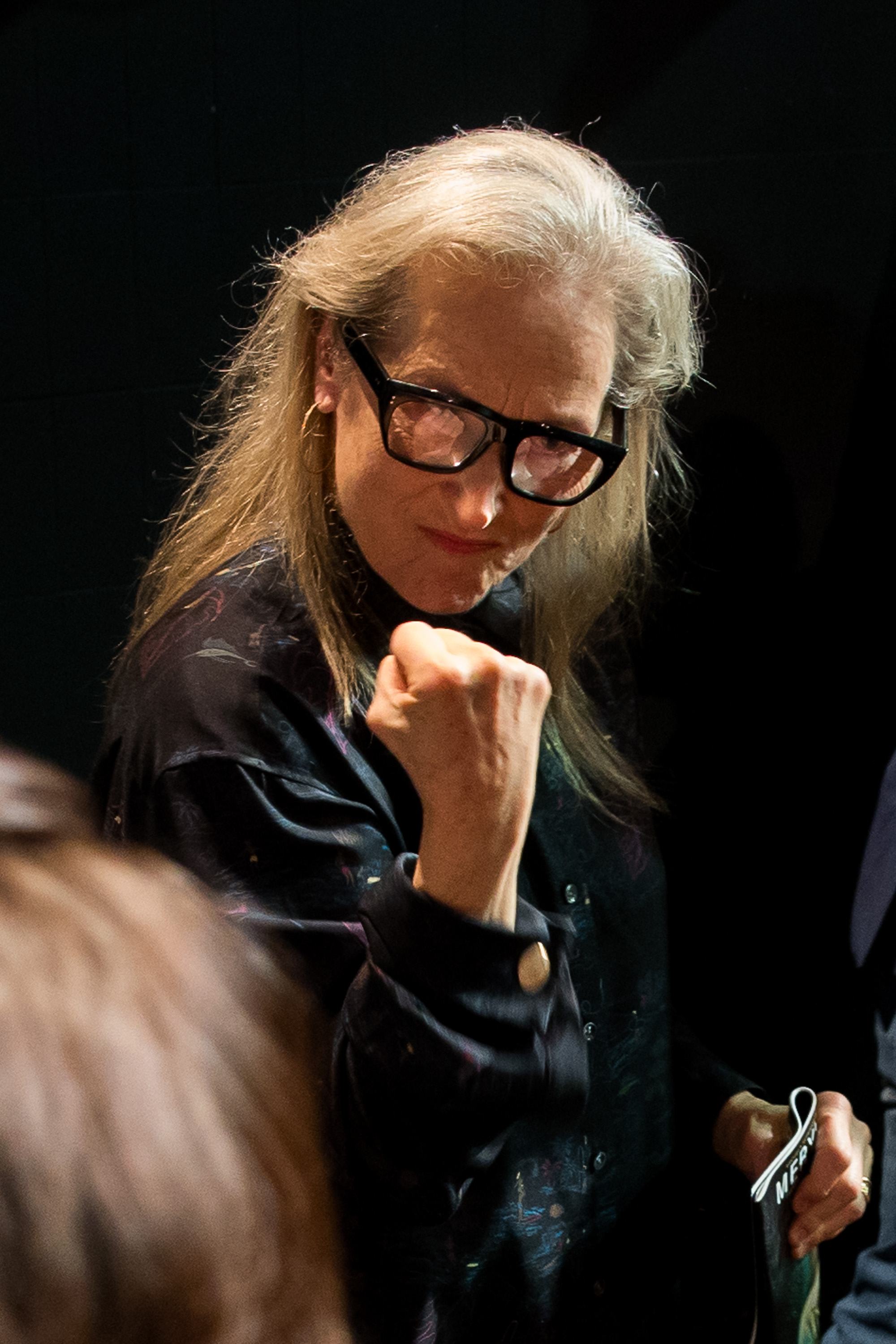 Meryl Streep hace un gesto al público en su visita la escuela de arte dramático de Gijón.