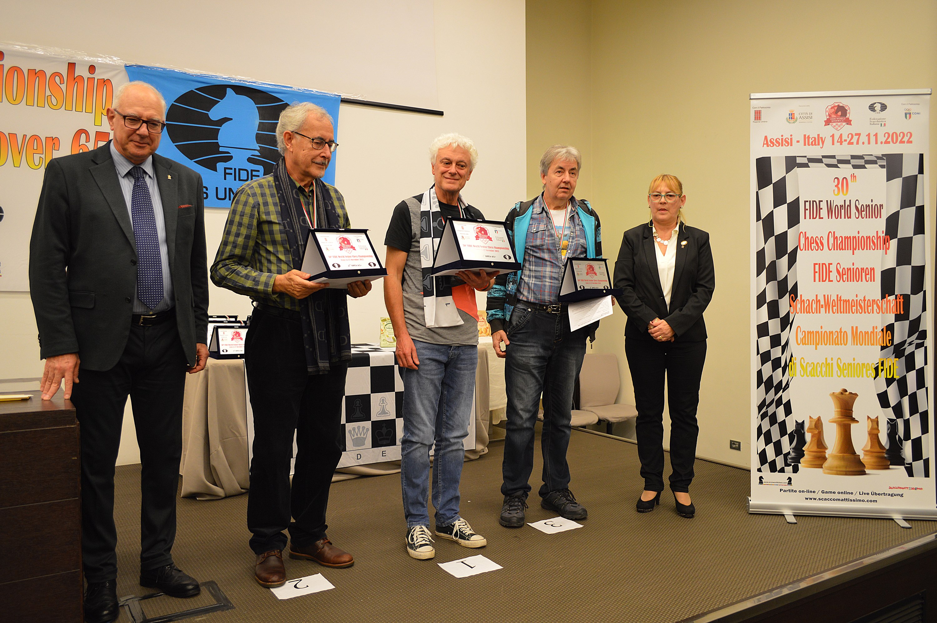 Txelu Fernández (2º por la izquierda), durante la entrega de premios, junto al campeón, el británico Nunn, y el 3º, el francés Legky, este sábado en Assisi (Italia)