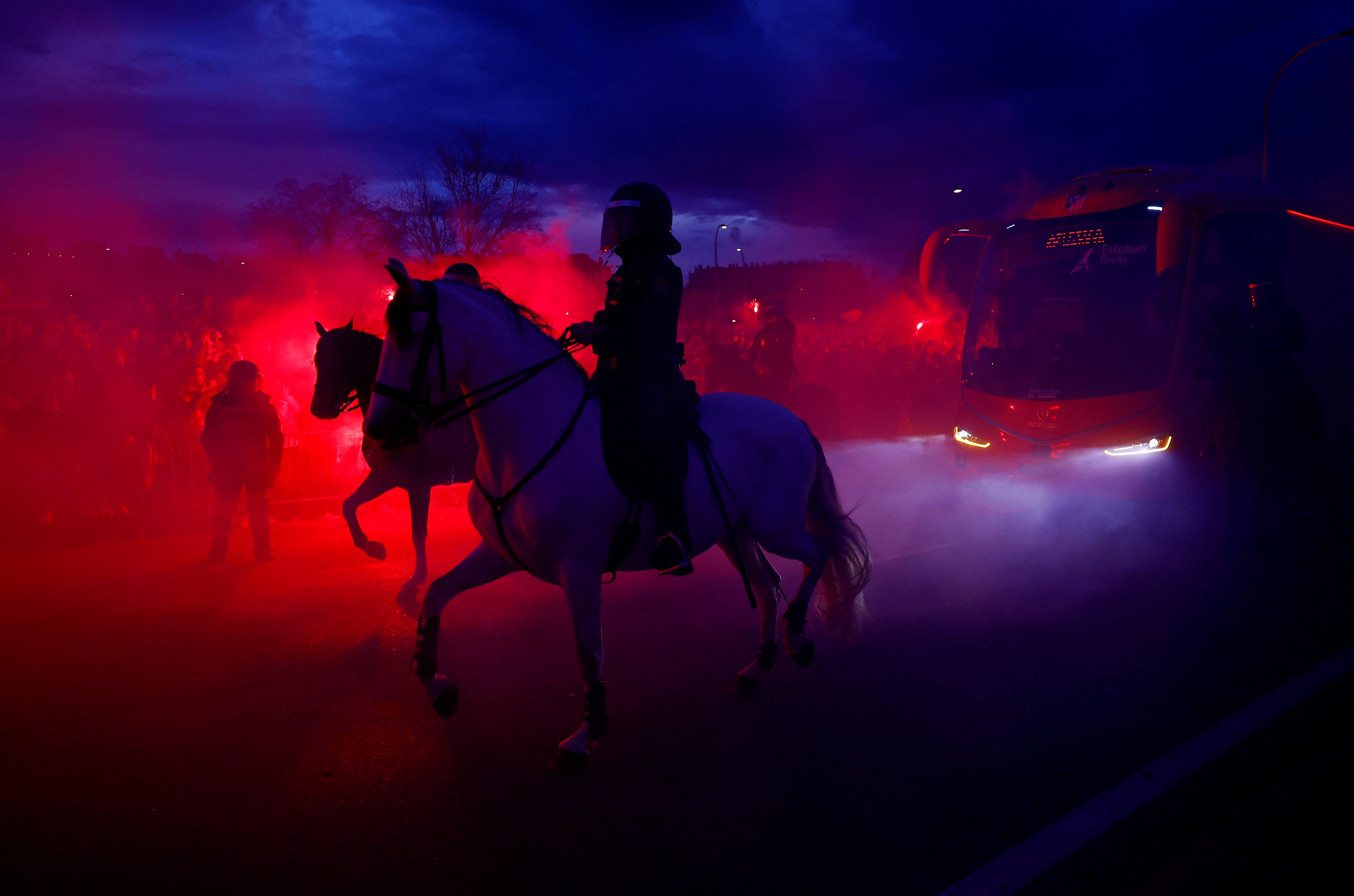 El autobús del Atlético de Madrid llega a su estadio entre el humo de las bengalas