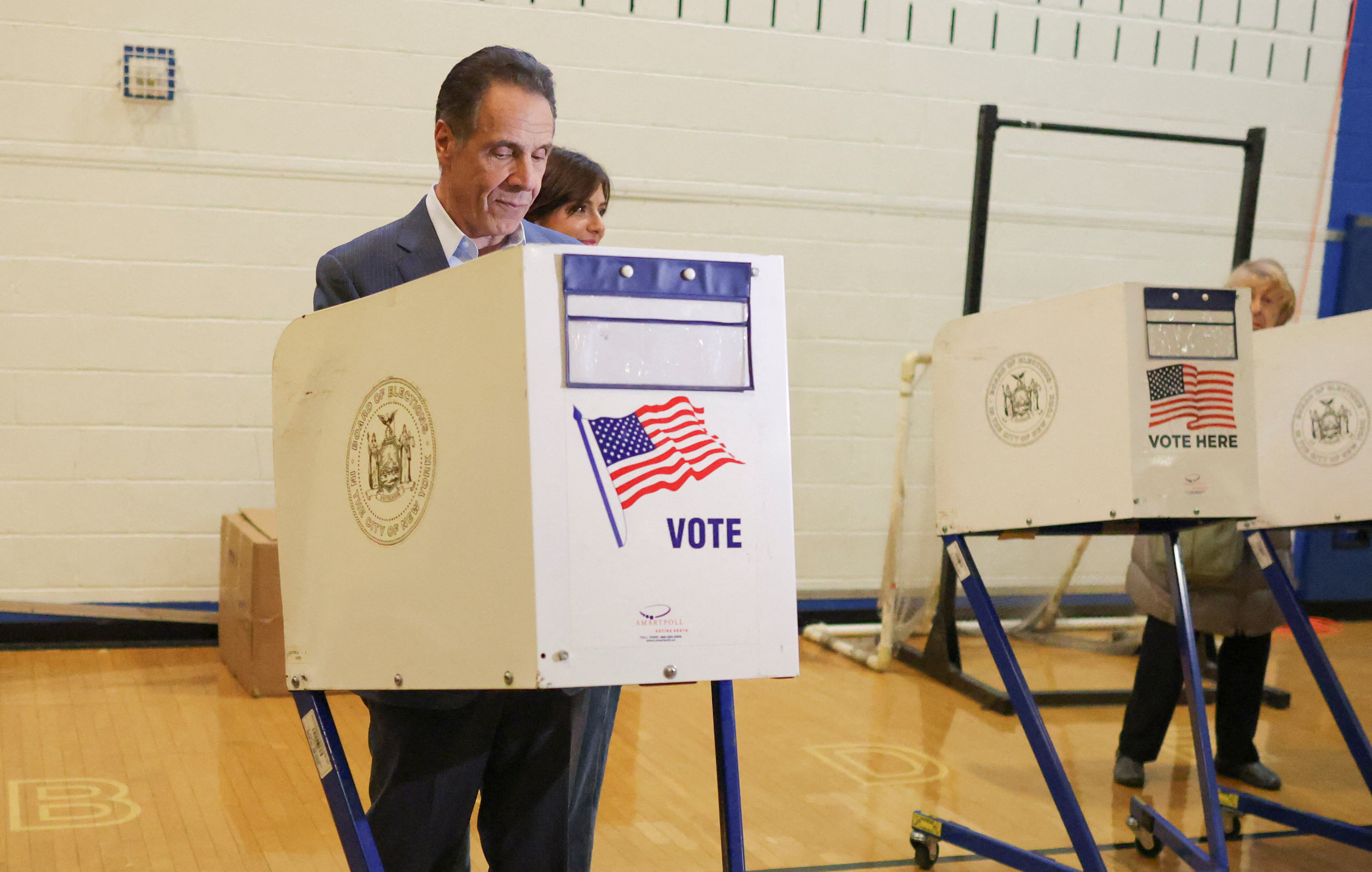 Andrew Cuomo vota en la elección "más importante" de su vida