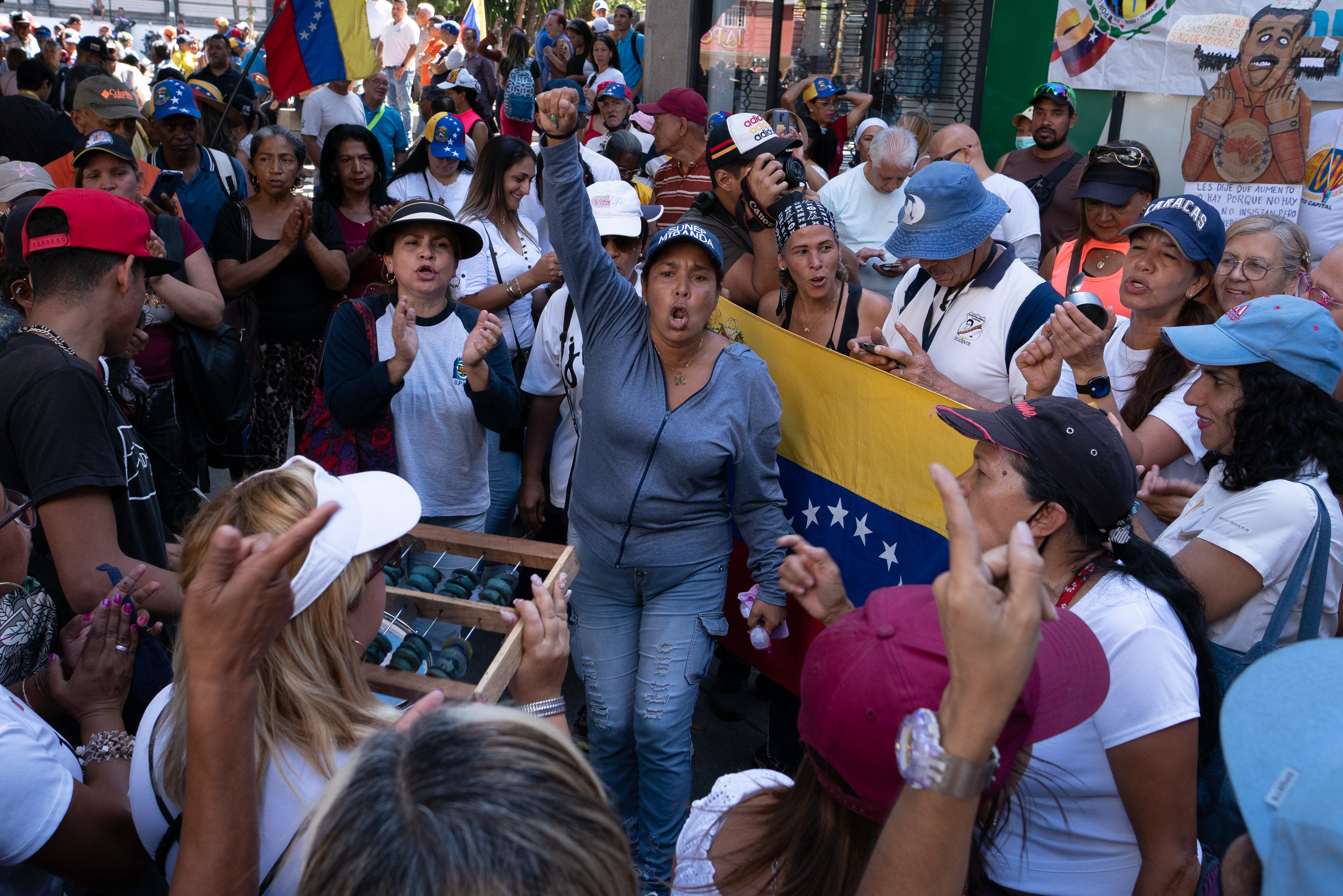 Líder do sindicato dos professores faz discurso antes do início da marcha pelo Dia do Trabalho em Caracas (Venezuela), nesta segunda-feira.