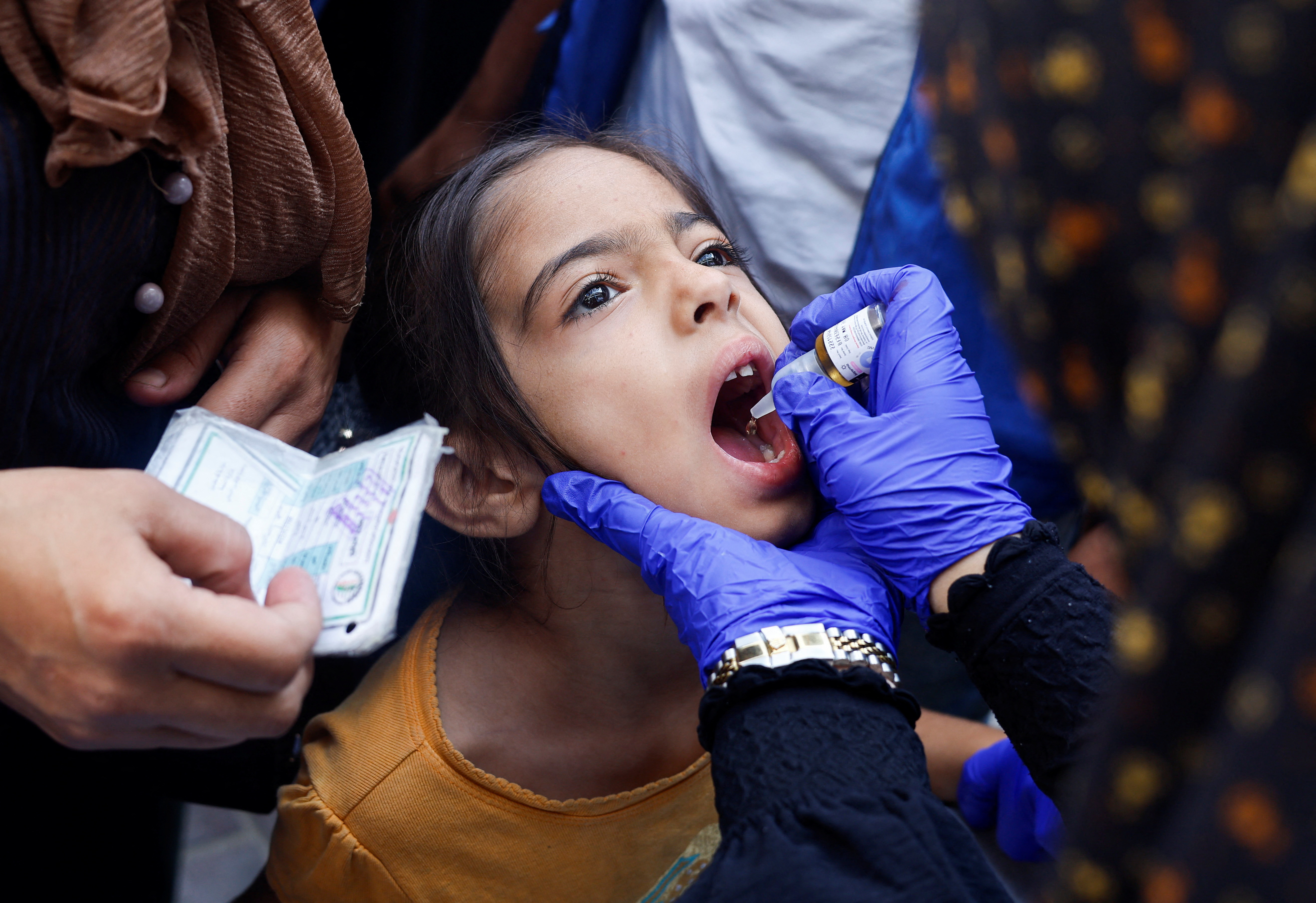 Una niña palestina recibe la vacuna de la polio en Jan Yunis este jueves.