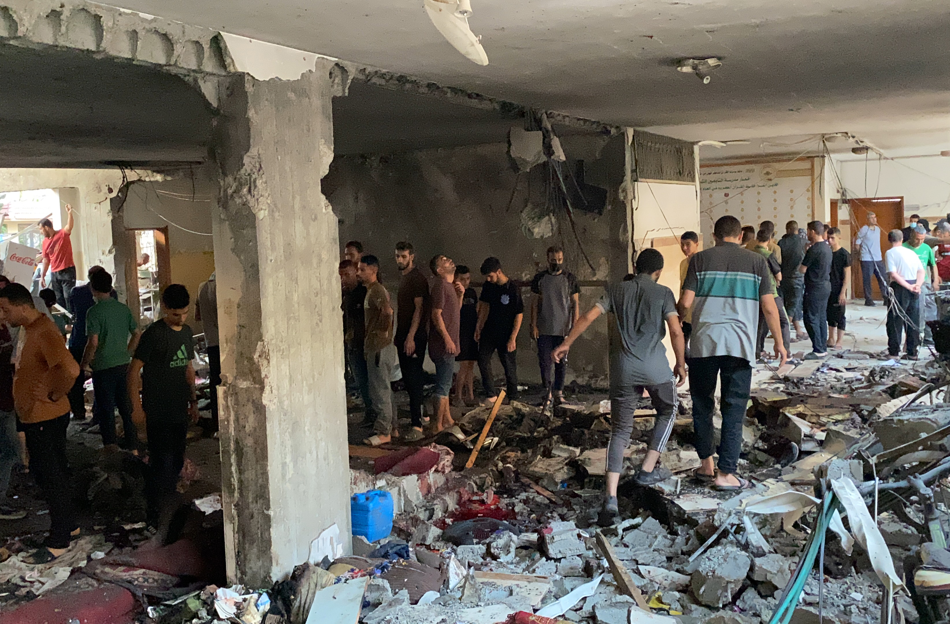 10 August 2024, Palestinian Territories, Gaza City: People inspect damages following an Israeli strike that killed at least 100 people on a school sheltering displaced Palestinians in Gaza City. Photo: Khaled Daoud/APA Images via ZUMA Press Wire/dpa
Khaled Daoud/APA Images via ZUMA / DPA
10/08/2024 ONLY FOR USE IN SPAIN