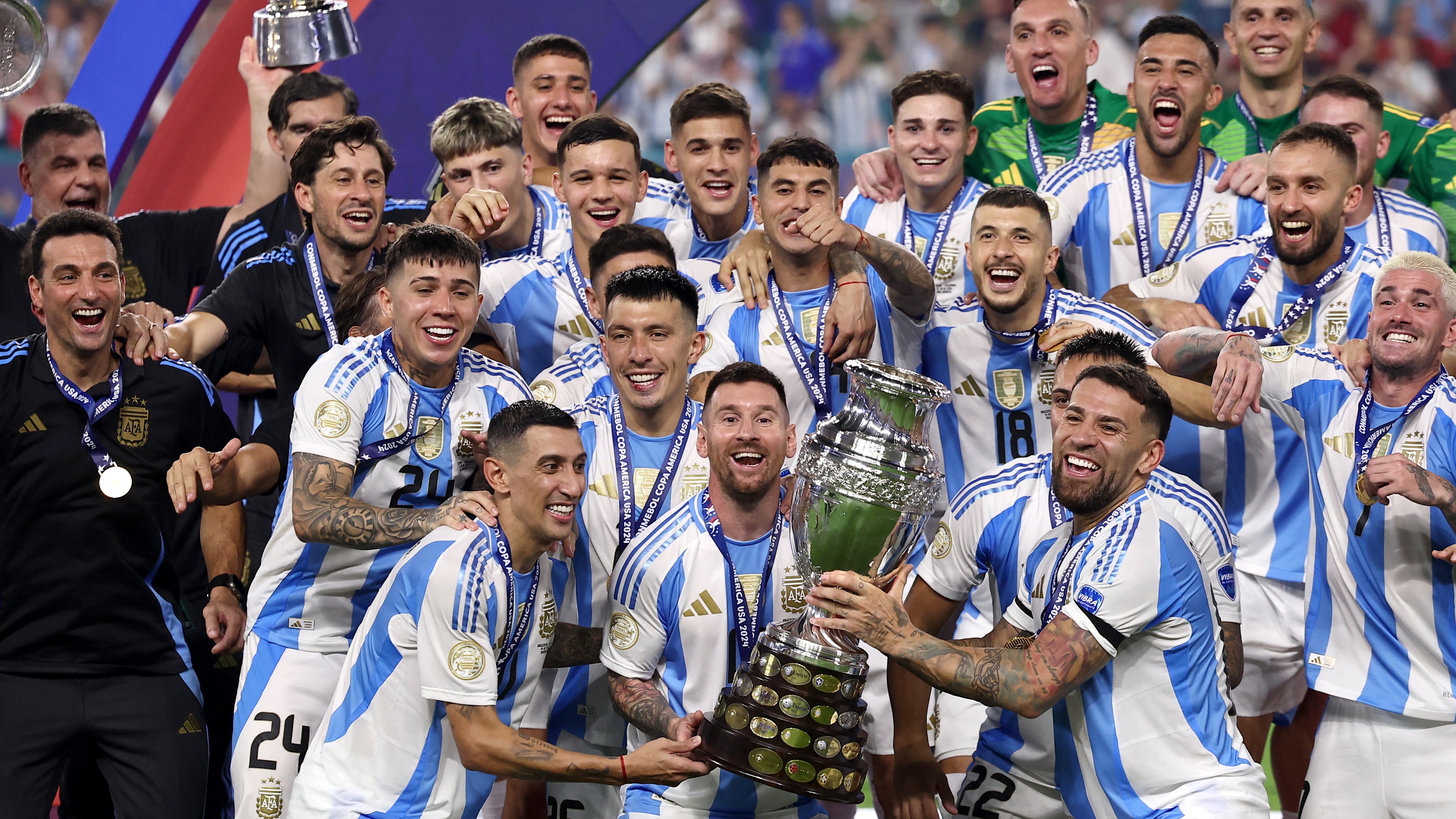 Miles de hinchas ingresan sin boletos y demoran el arranque de la final de la Copa America