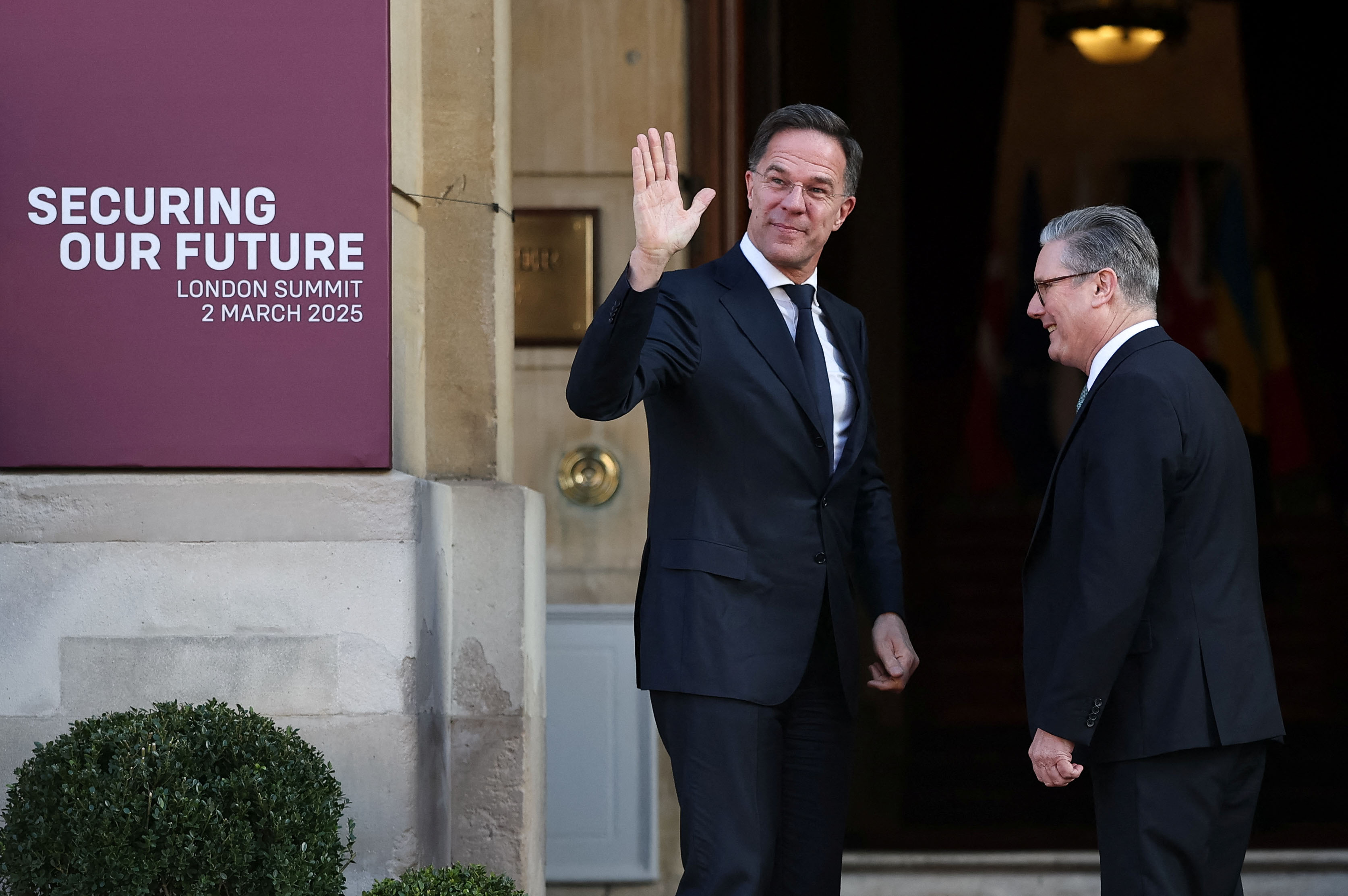 Keir Starmer,  a la derecha, recibe al secretario general de la OTAn, Mark Rutte, este domingo en Londres. 