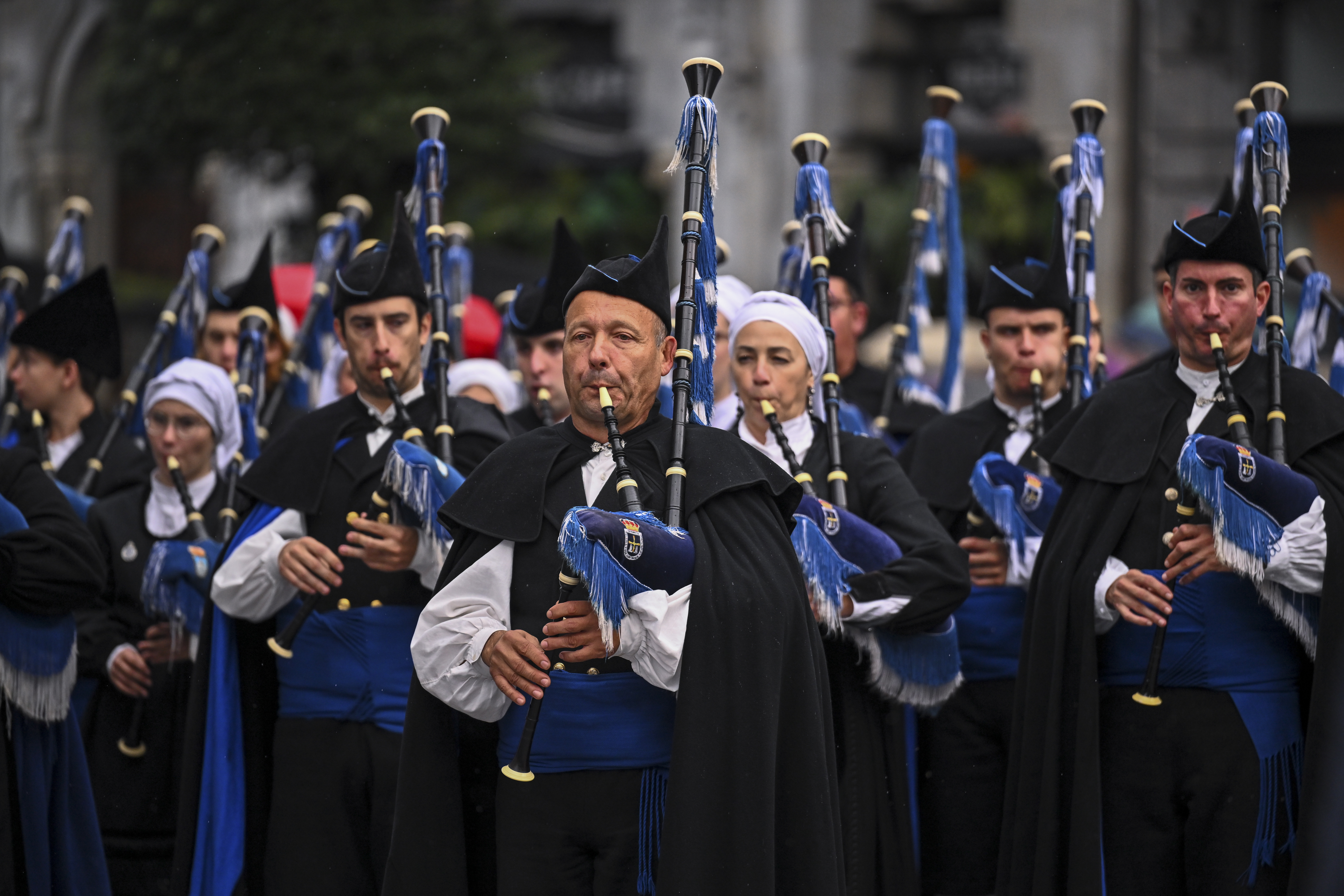 Una banda de gaiteros toca a la entrada del teatro Campoamor, en Oviedo.