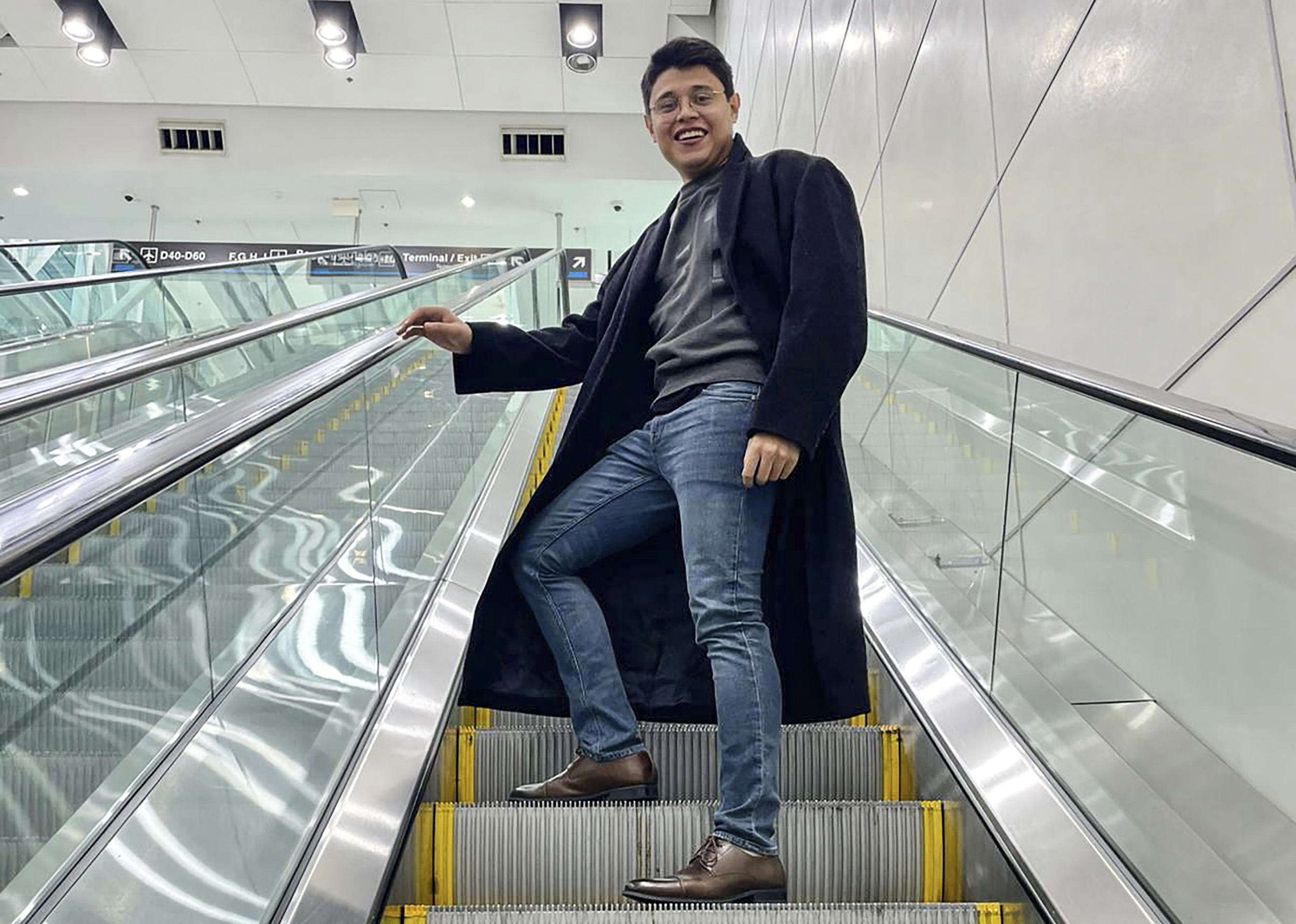 Lesther Alemán chega ao aeroporto de Miami no dia 11 de fevereiro, em uma foto de família.