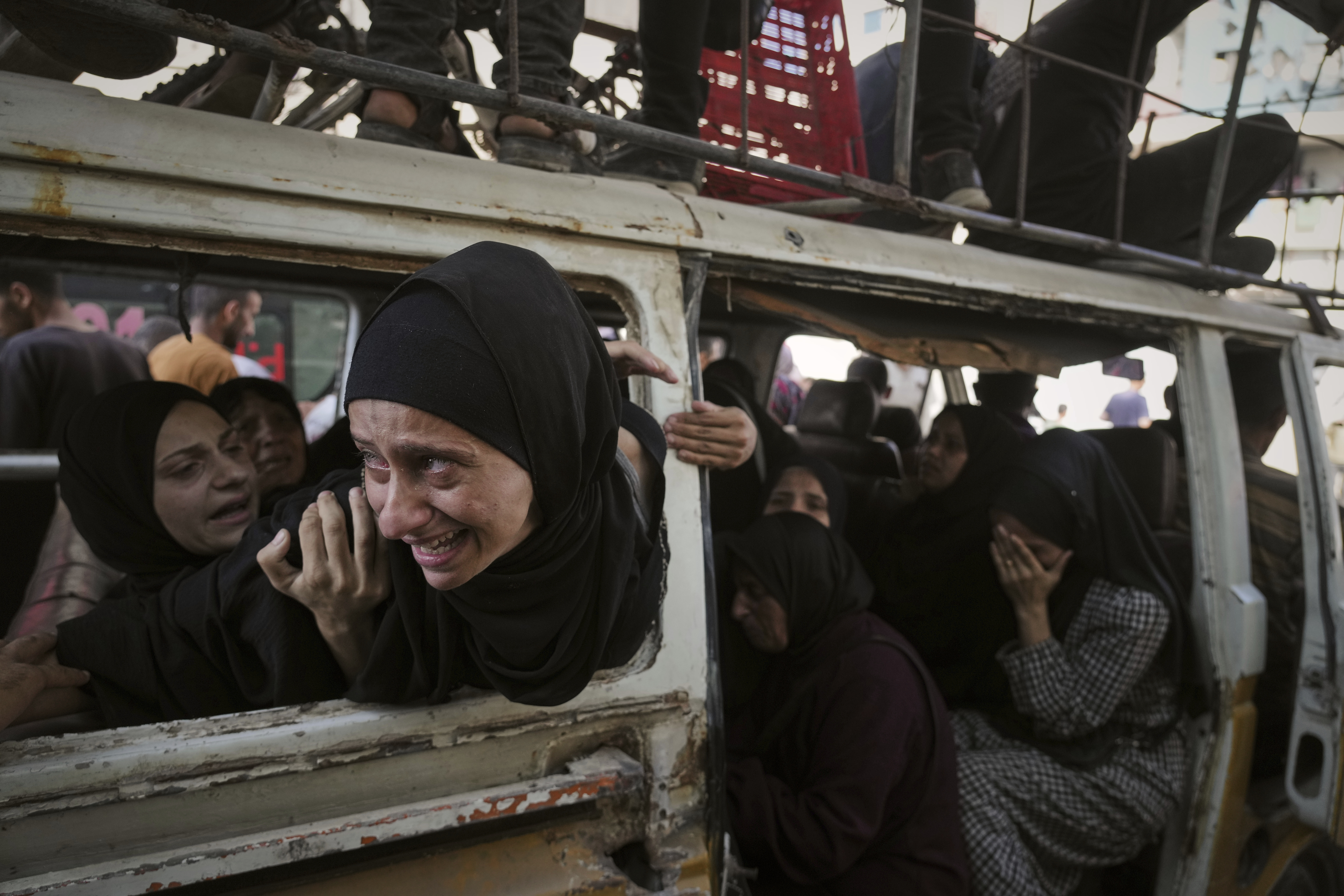 Un grupo de palestinos lamenta la muerte de sus familiares tras un ataque israelí, en el hospital Shifa, en Ciudad de Gaza, al norte de la Franja, este martes 22 de julio.