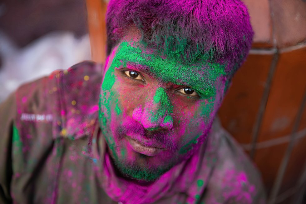 Coloridos colores holi en tazones colorido polvo holi explotando el  festival holi, vista superior. ia generativa