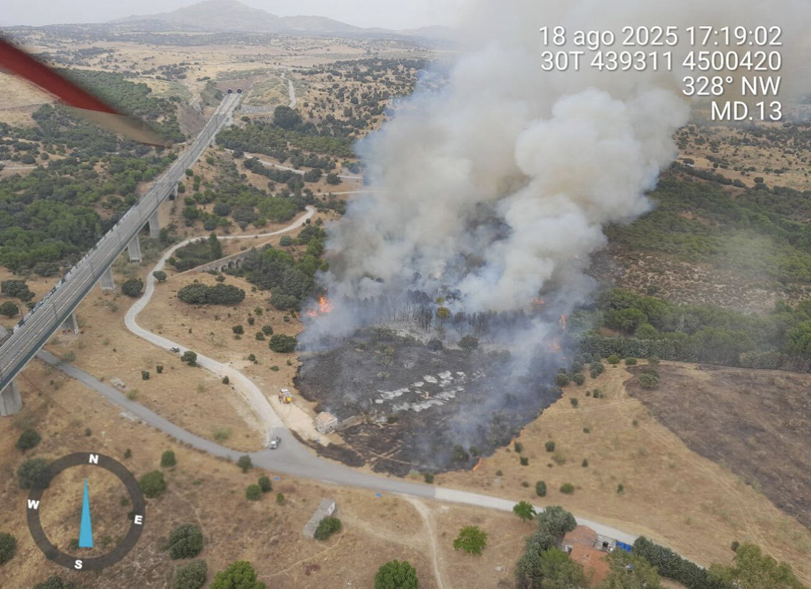 MADRID, 18/08/2025.- Diecinueve dotaciones de los Bomberos de la Comunidad de Madrid trabajan en la extinción de un incendio de pastos y arbolado en Colmenar Viejo. Emergencias Comunidad de Madrid-112 ha informado esta tarde que el incendio se ha originado en un zona cercana al vertedero de Colmenar Viejo y se ha declarado la situación operativa 1 del Plan contra incendios INFOMA. EFE/ 112 Comunidad de Madrid SÓLO USO EDITORIAL / SÓLO DISPONIBLE PARA ILUSTRAR LA NOTICIA QUE ACOMPAÑA (CRÉDITO OBLIGATORIO)