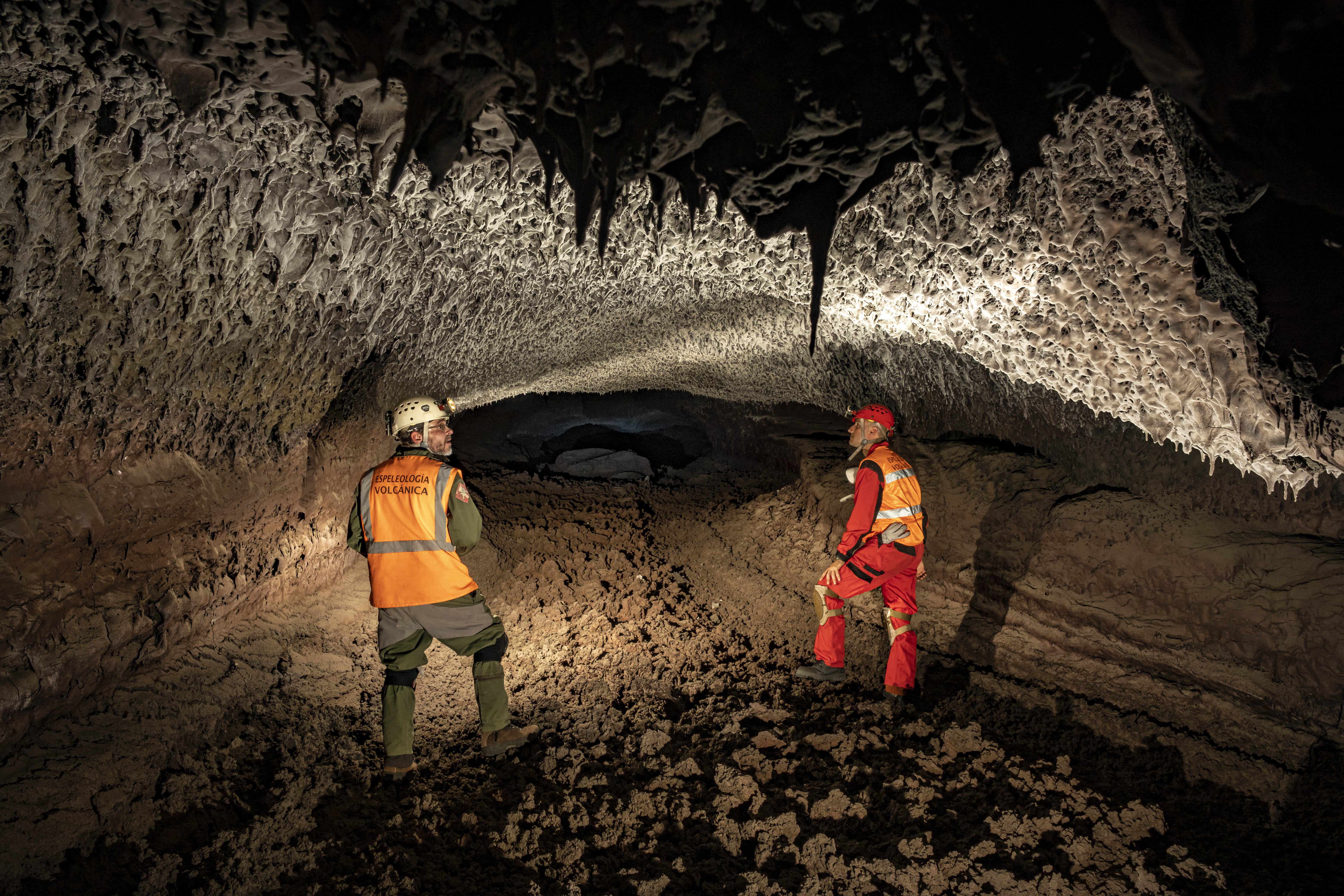 Técnicos de espeleología volcánicaexploran el Tubo Rojo, un nuevo túnel volcánico formado tras la erupción.
