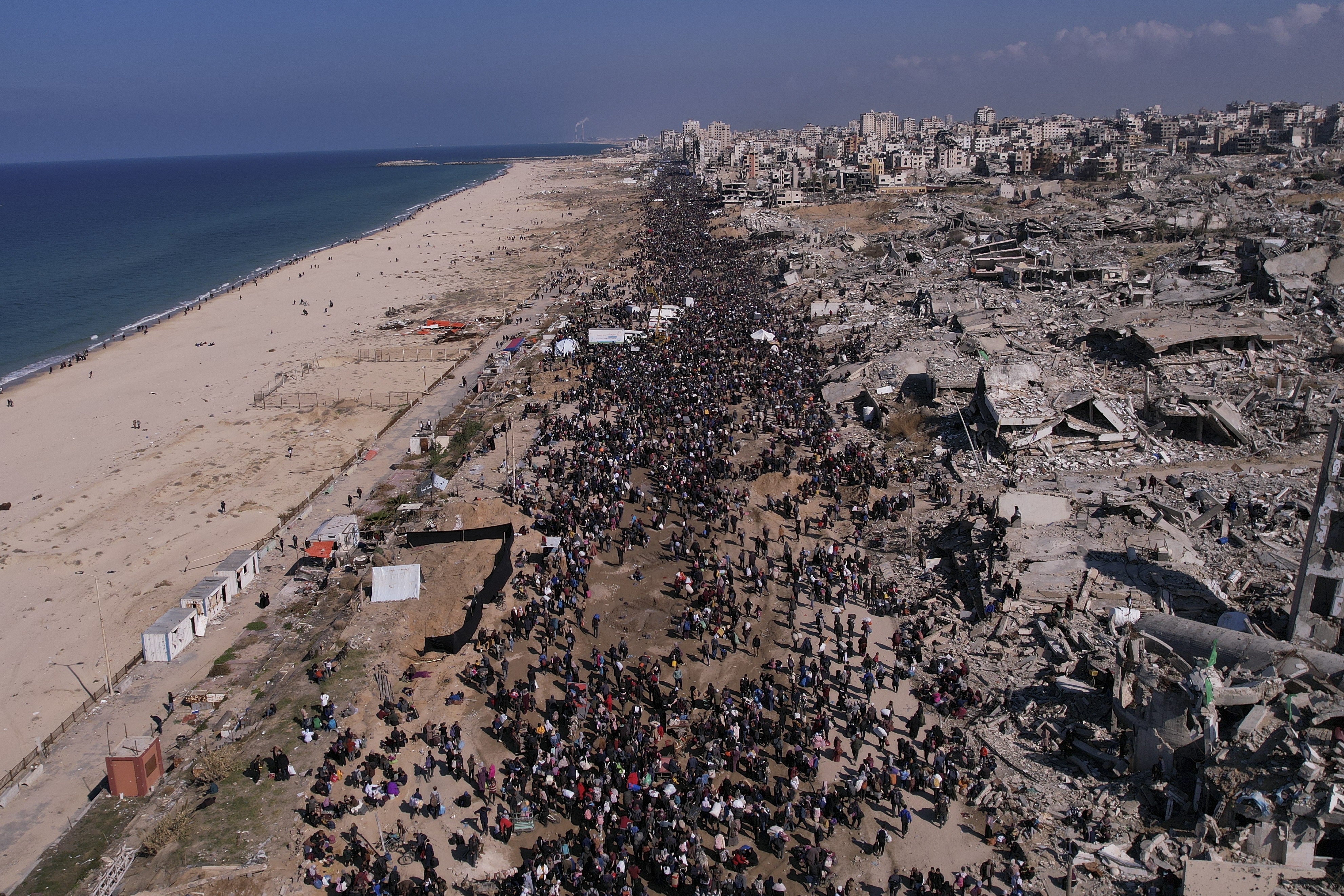 Los palestinos desplazados regresan a sus hogares en el norte de la franja de Gaza este lunes.