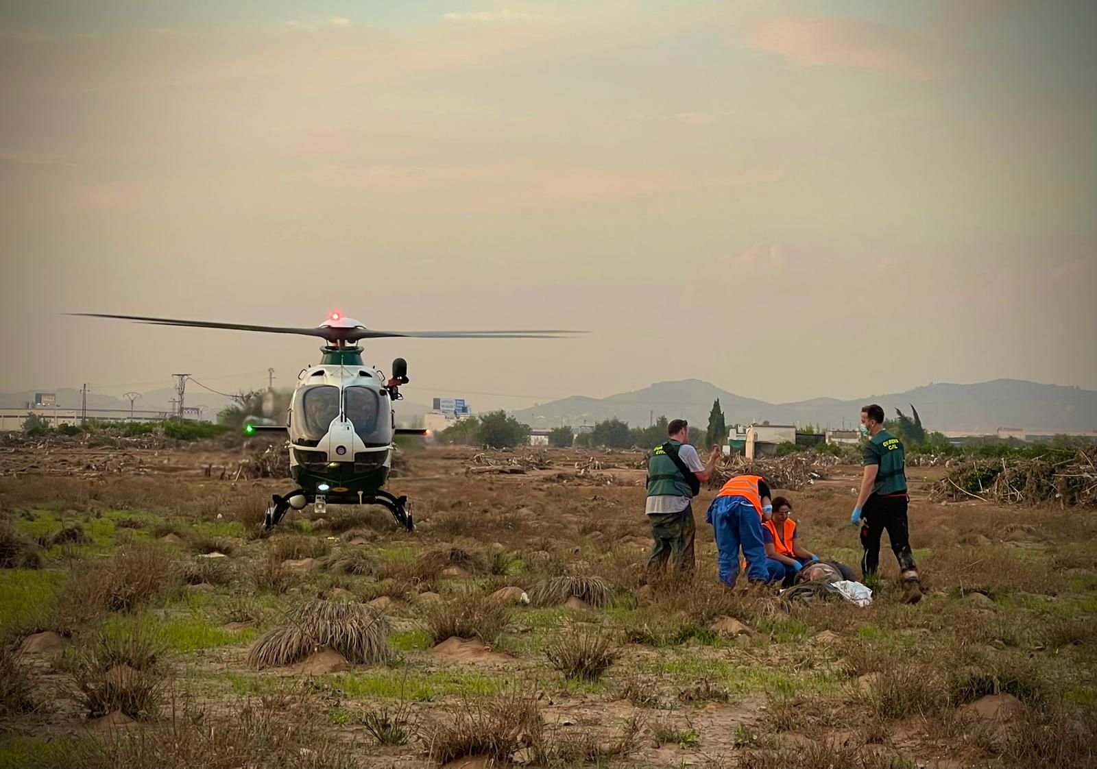 Rescate de cadáveres en un campo de naranjos en Torrent. Imagen cedida por el voluntario Pablo Flecha.