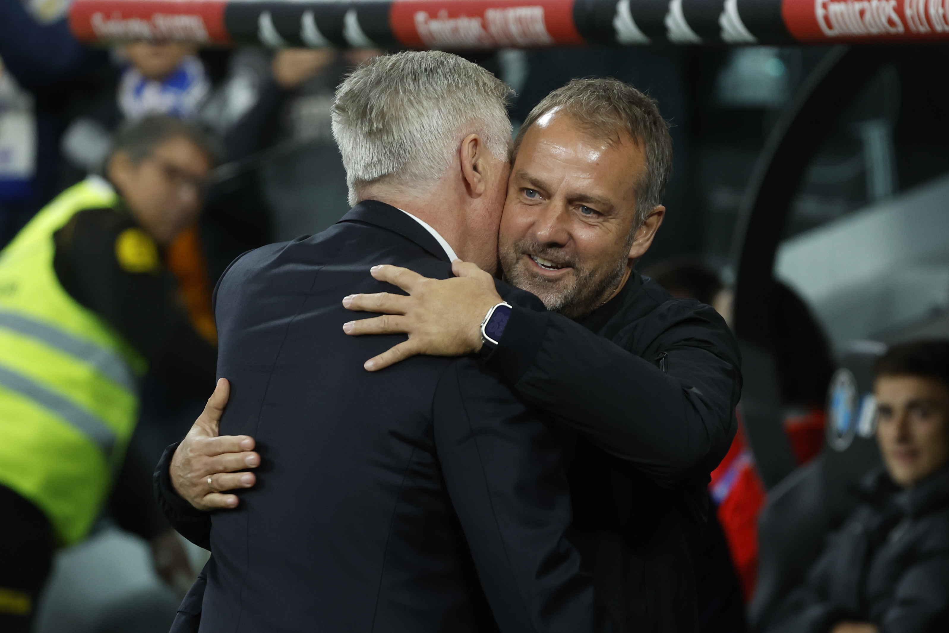 El saludo de los dos entrenadores al comienzo del clásico en el Bernabéu