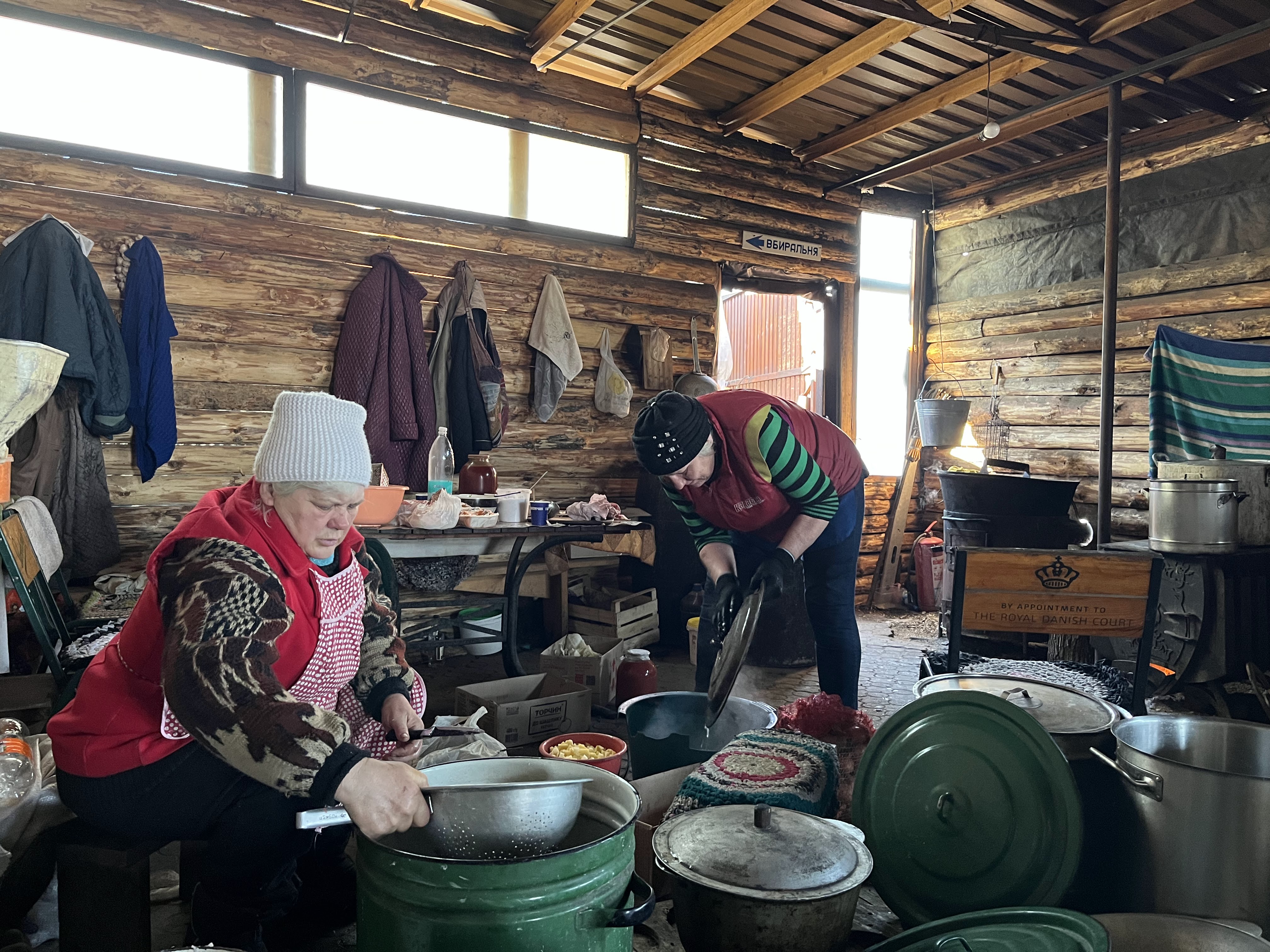 Raya e Tatiana, no pequeno centro de voluntariado que administram nas portas de Donbass.