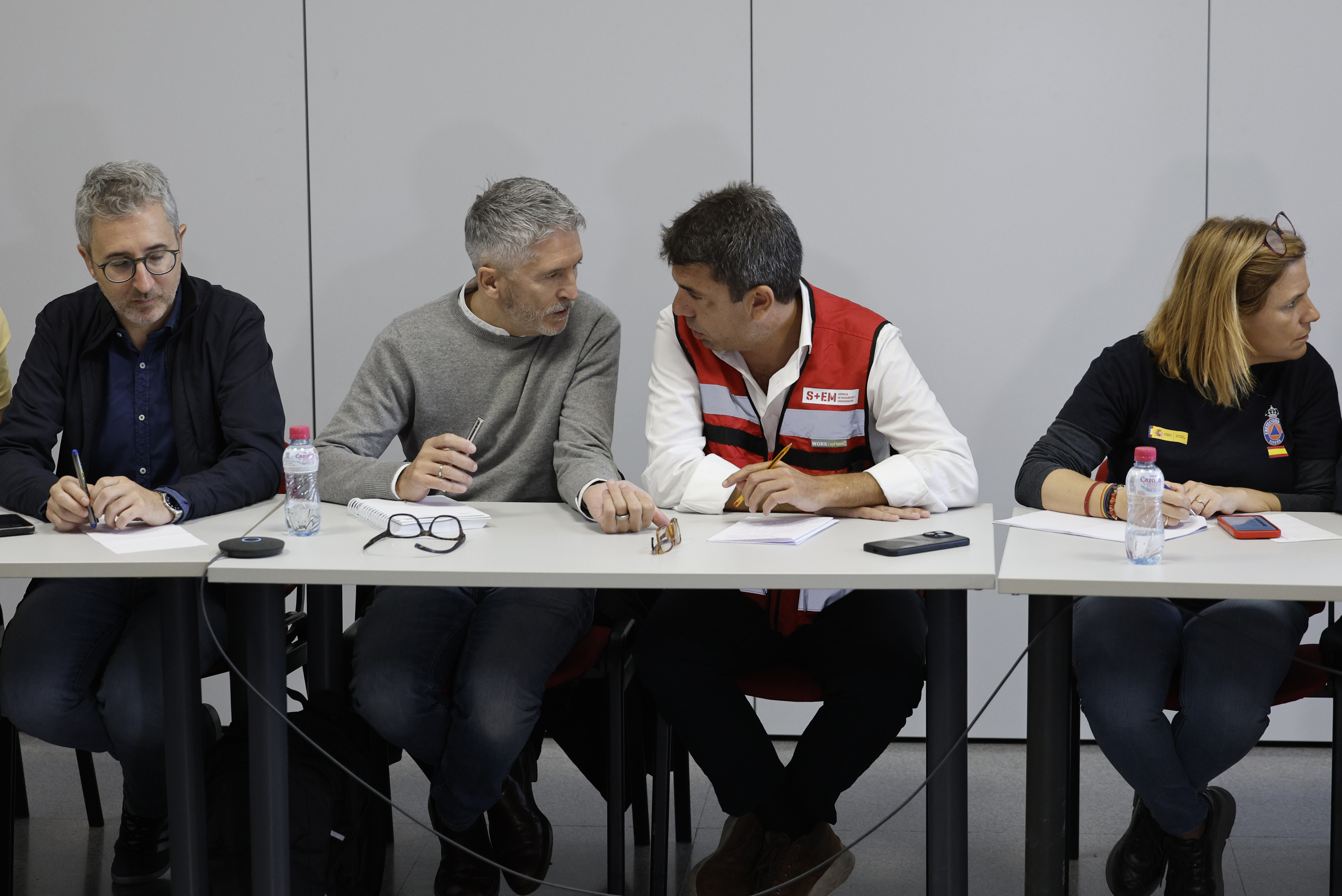 El presidente de la Generalitat, Carlos Mazón, conversa con el ministro del Interior, Fernando Grande-Marlaska en el Centro de Control de Emergencias de la localidad de L'Eliana, Valencia.