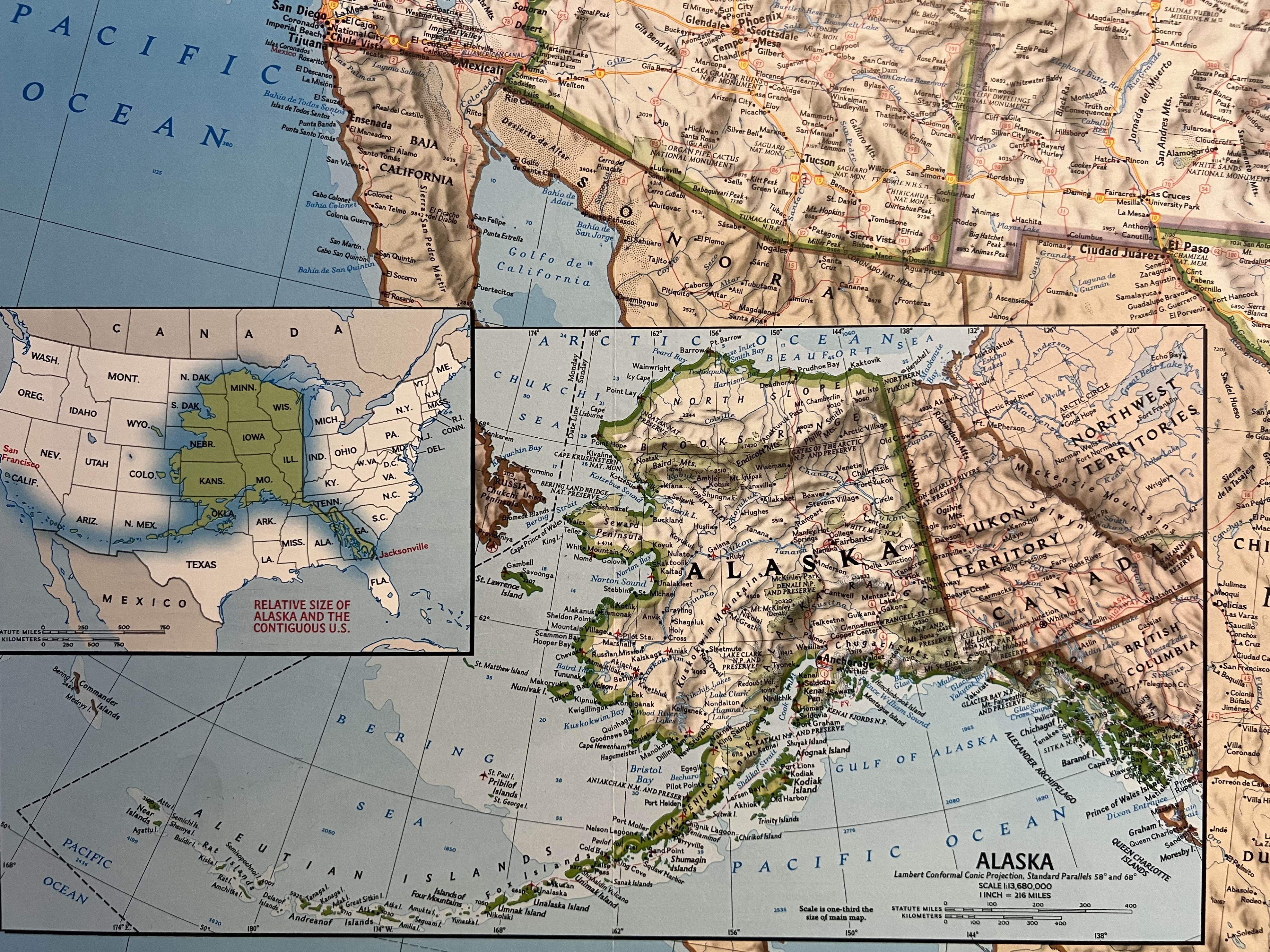 Detalhe de um mapa da National Geographic comparando o tamanho real do Alasca com o dos Estados Unidos continental.