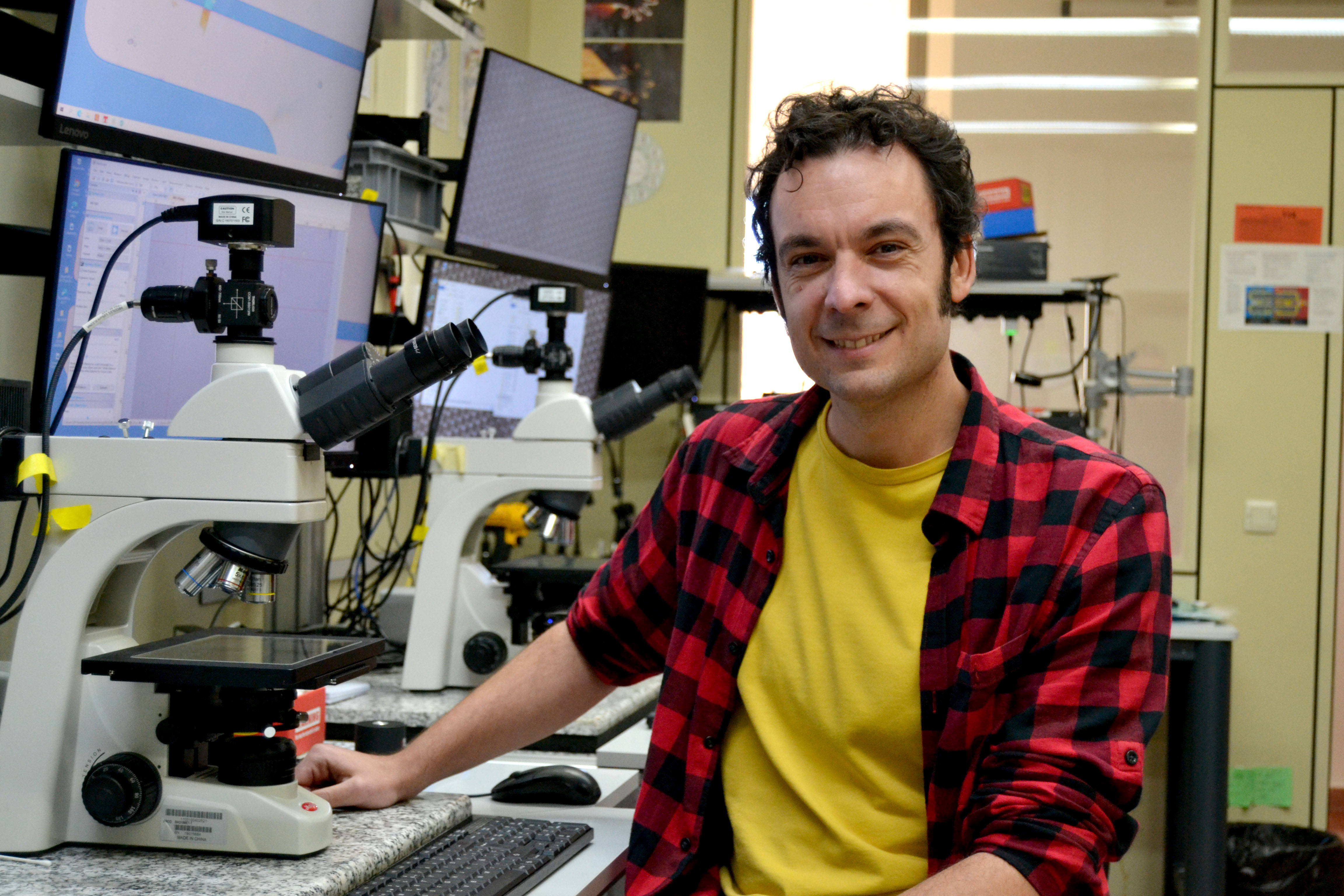 El físico Andrés Castellanos, en su laboratorio del Instituto de Ciencia de Materiales de Madrid.